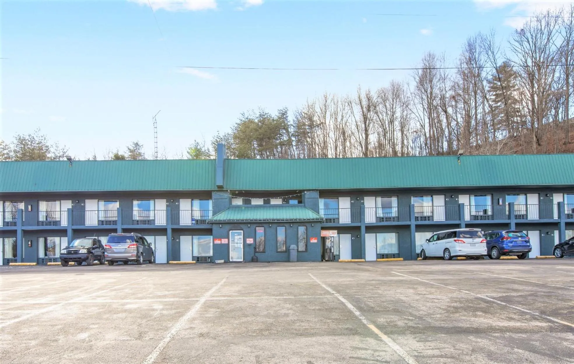 Facade/entrance in Capital O 3Y Motel Mount Vernon Renfro Valley