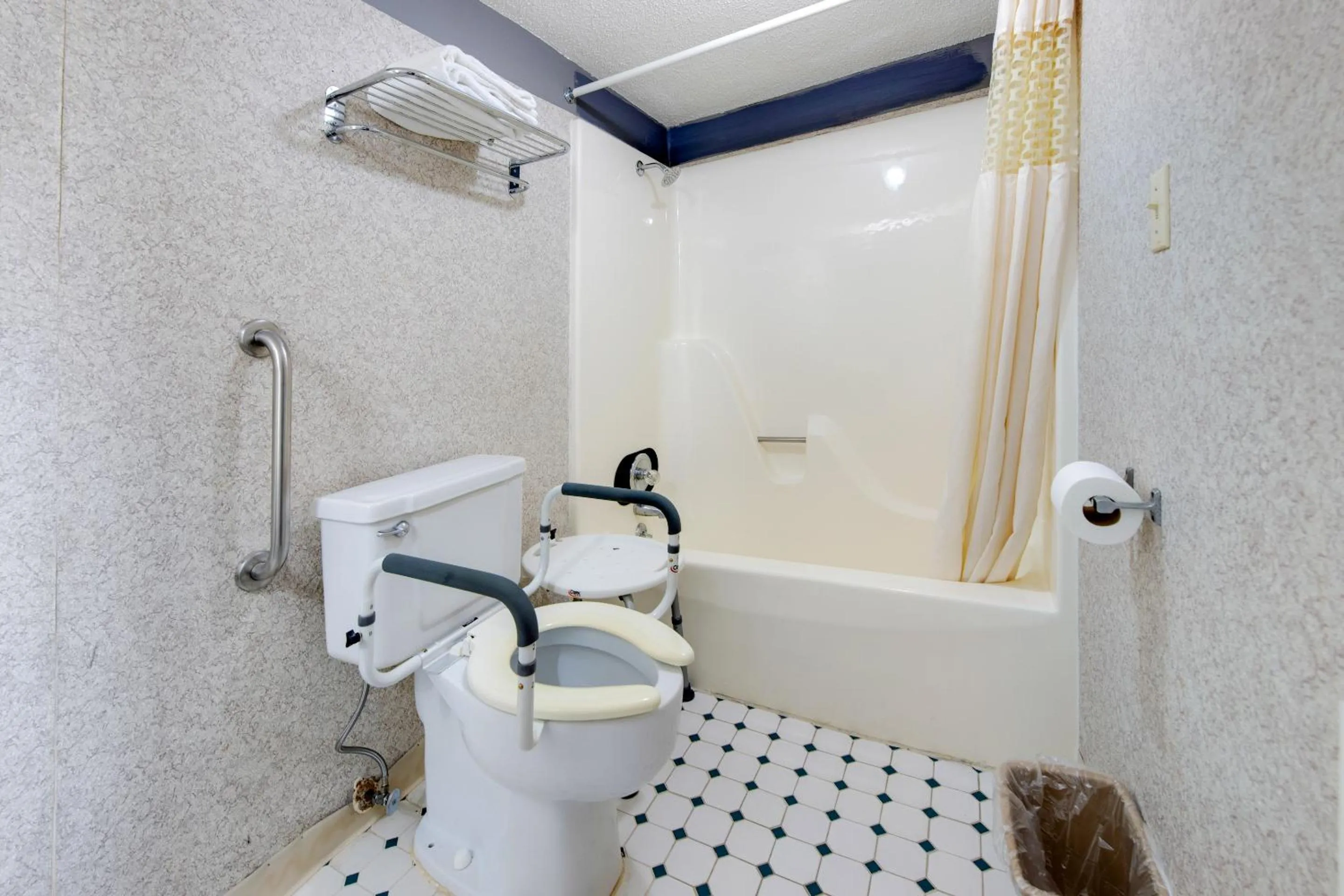 Bathroom in Capital O 3Y Motel Mount Vernon Renfro Valley