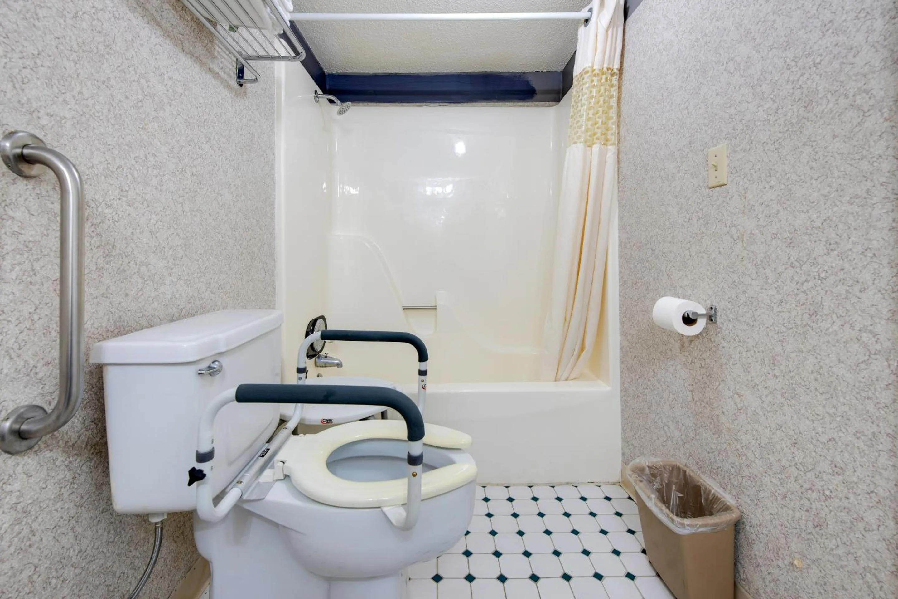 Bathroom in Capital O 3Y Motel Mount Vernon Renfro Valley