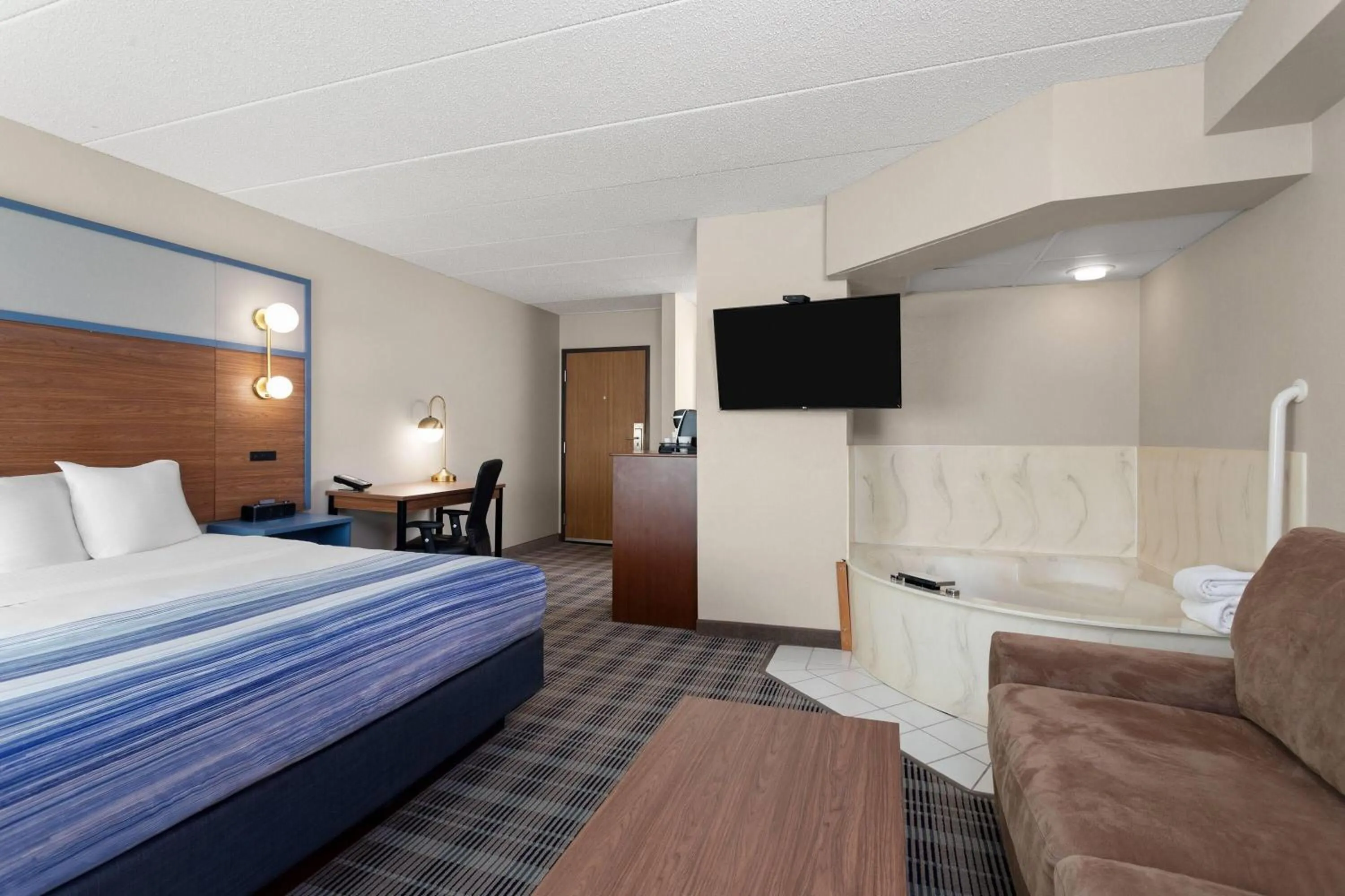 Bath, Bed in AmericInn by Wyndham Roseau