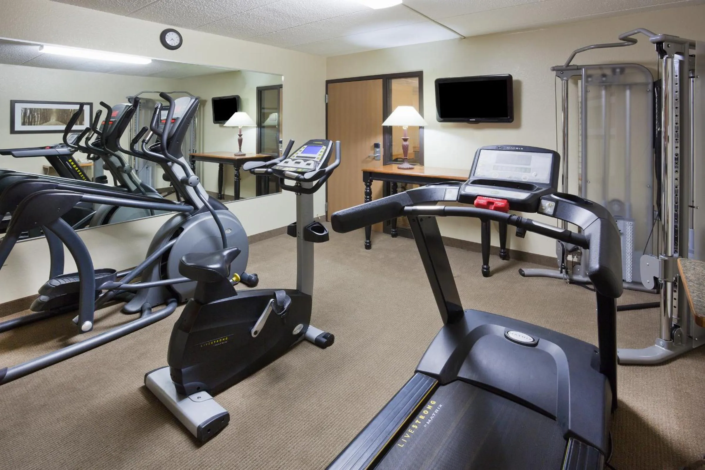 Fitness centre/facilities in AmericInn by Wyndham Roseau