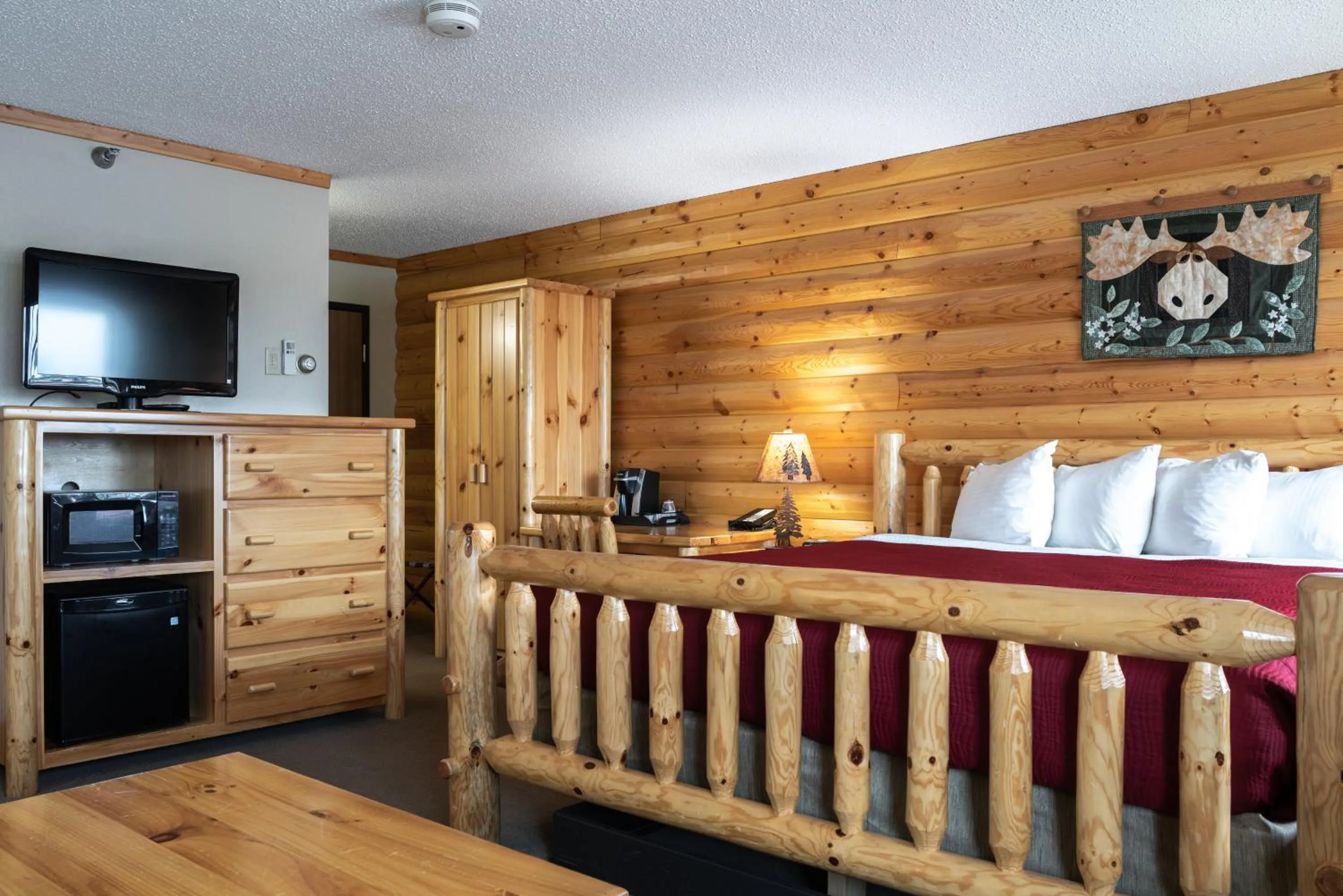 Bedroom, Bed in AmericInn by Wyndham Roseau