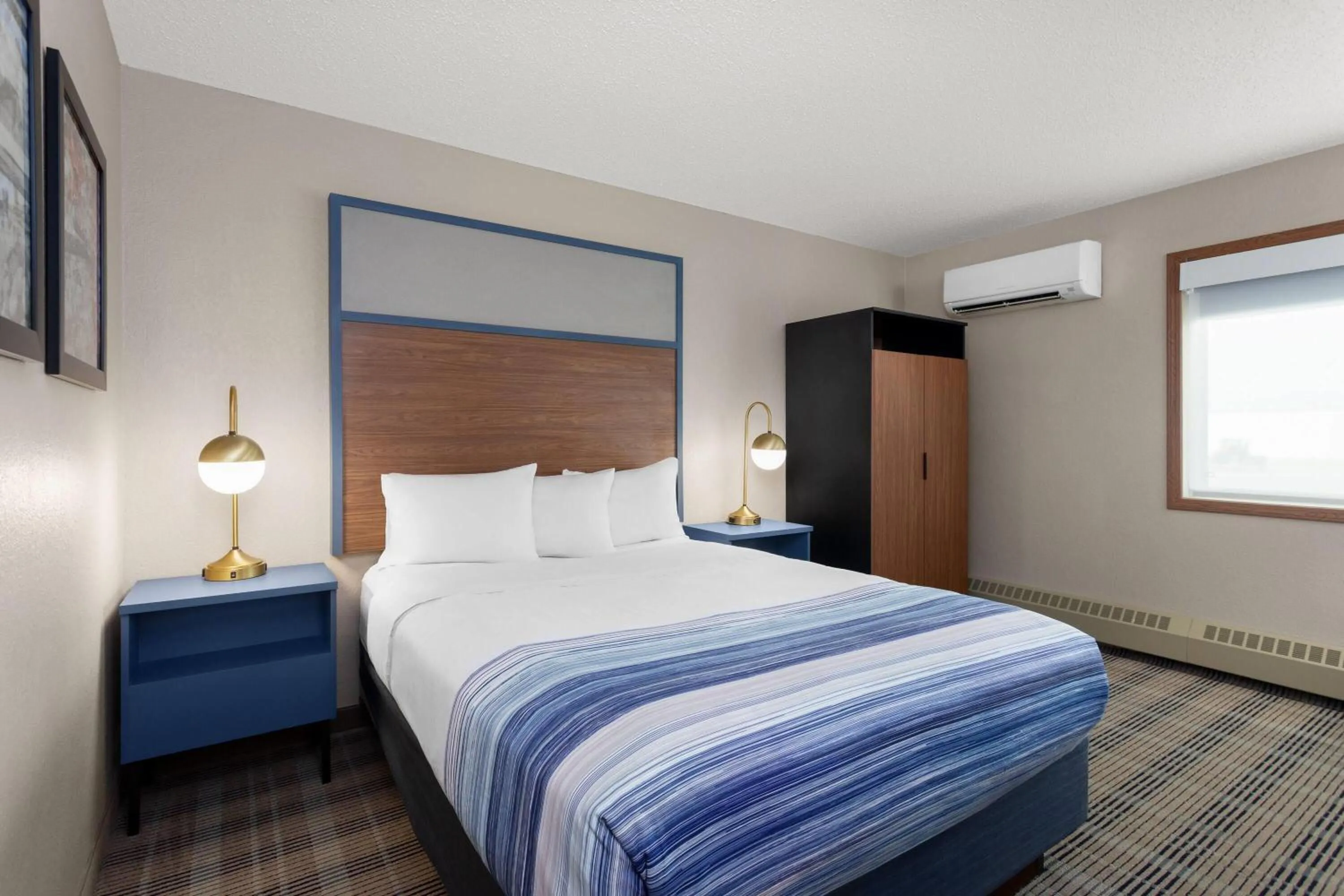 Photo of the whole room, Bed in AmericInn by Wyndham Roseau