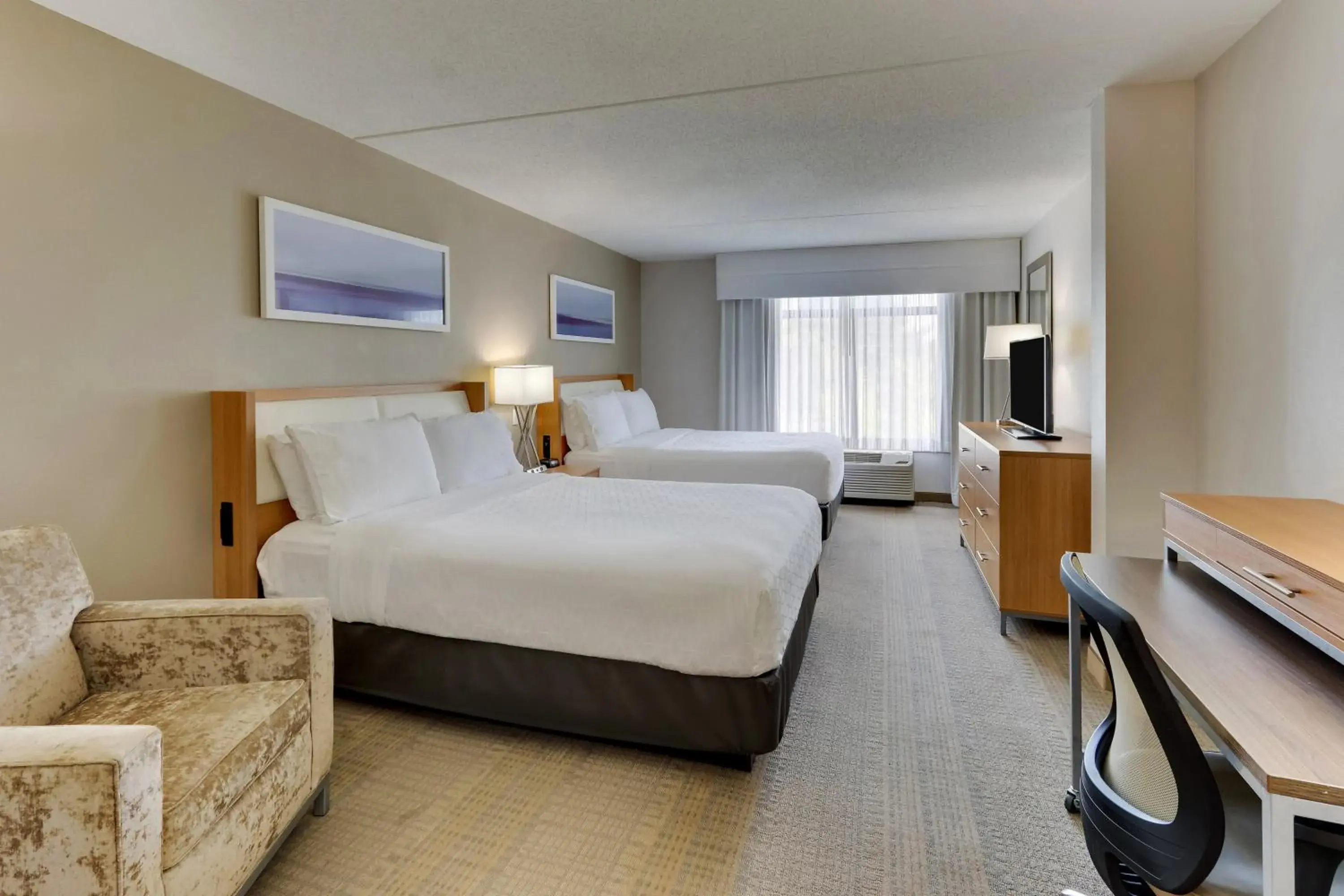 Premium Queen Room with Two Queen Beds and Mobility Accessible Tub in Holiday Inn Franklin - Cool Springs by IHG Premium Queen Room with Two Queen Beds and Mobility Accessible Tub in Holiday Inn Franklin - Cool Springs by IHG