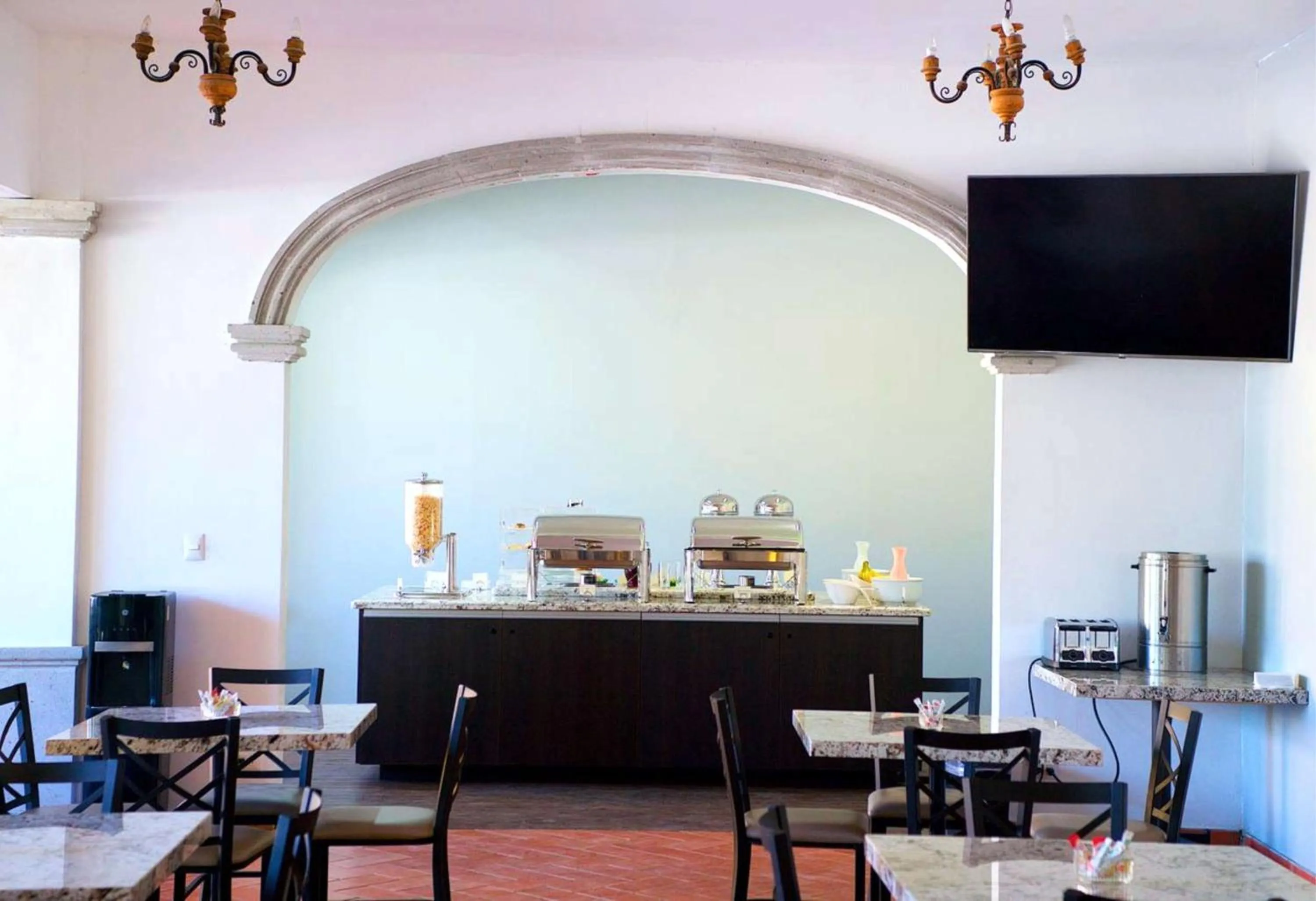 Restaurant/places to eat in Best Western Saltillo