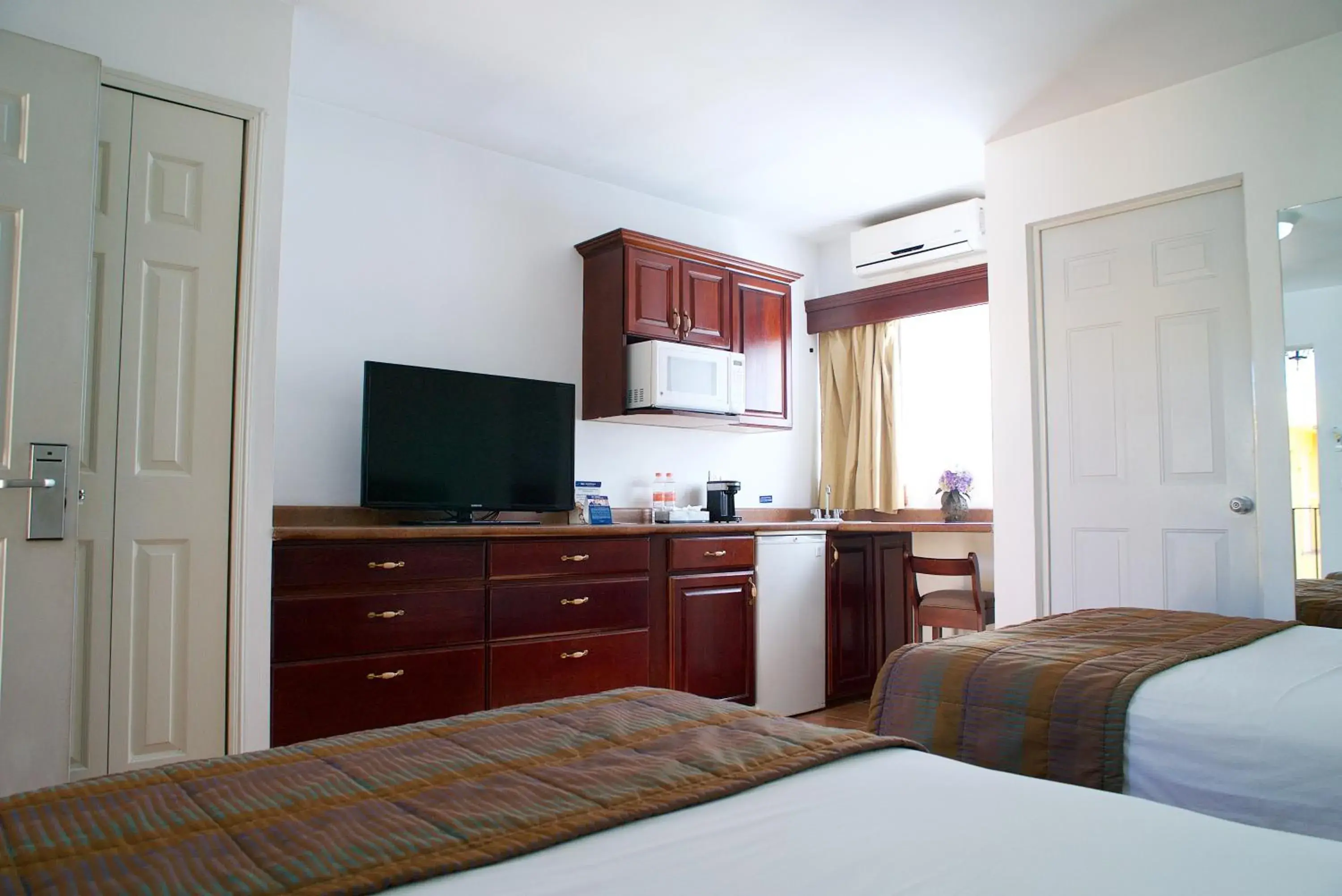 TV and multimedia, Bed in Best Western Saltillo TV and multimedia, Bed in Best Western Saltillo