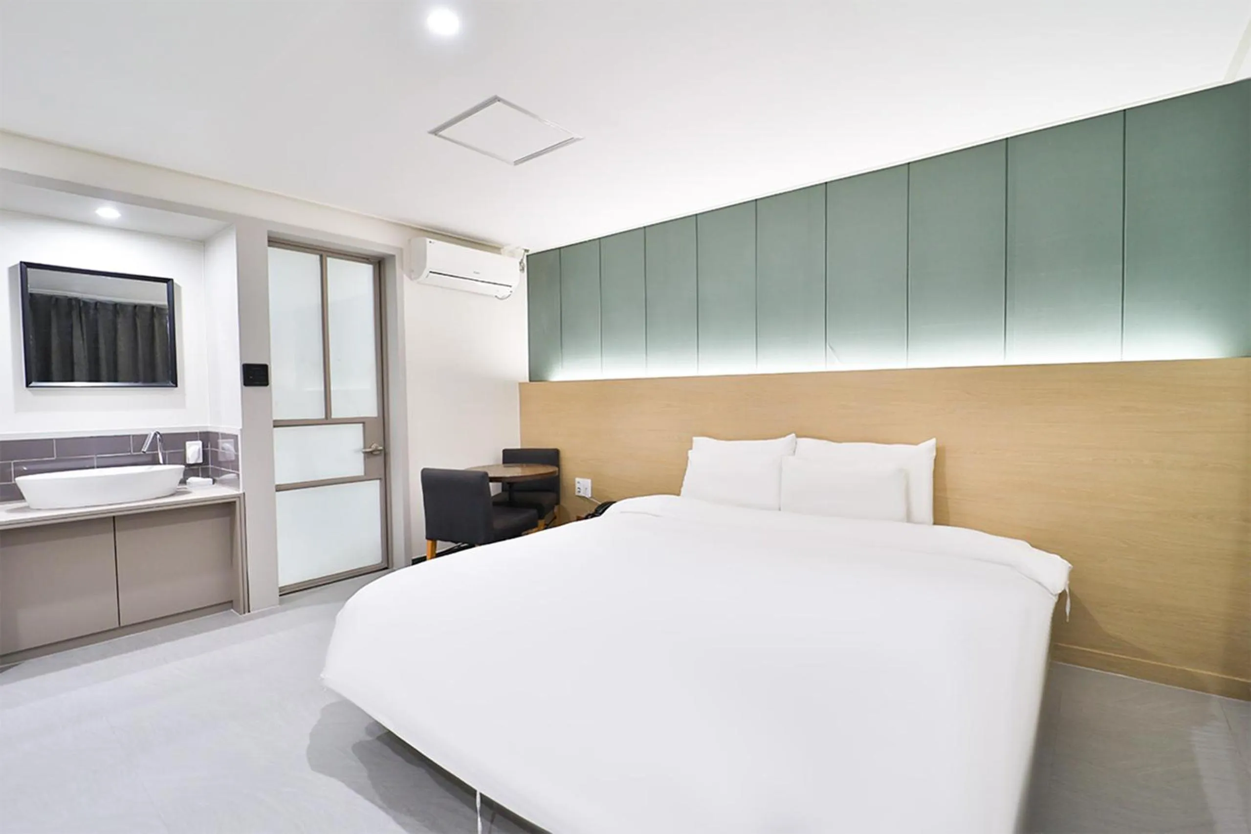 Bedroom, Bed in Calm Rest Hotel Busan Sasang