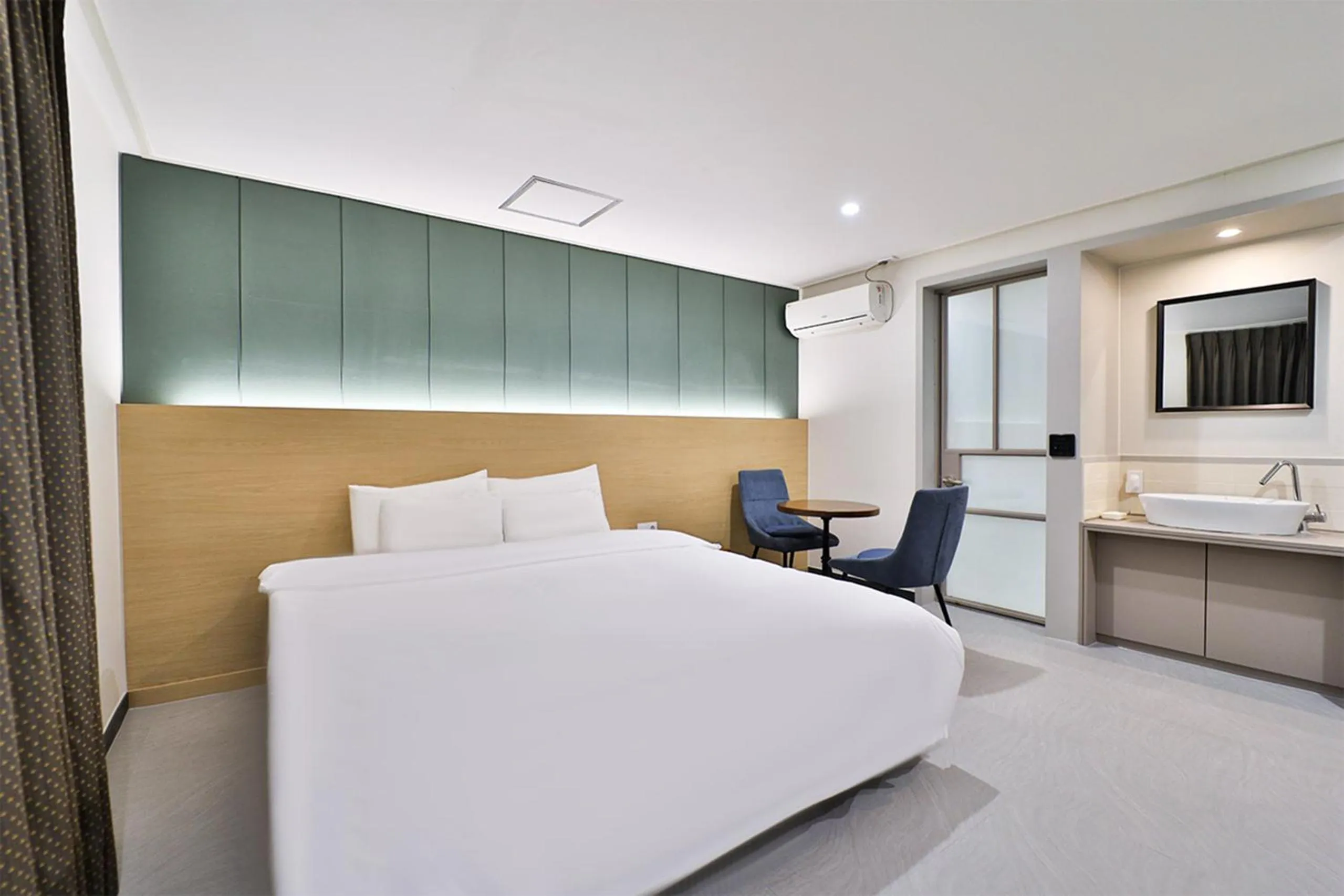 Bedroom, Bed in Calm Rest Hotel Busan Sasang