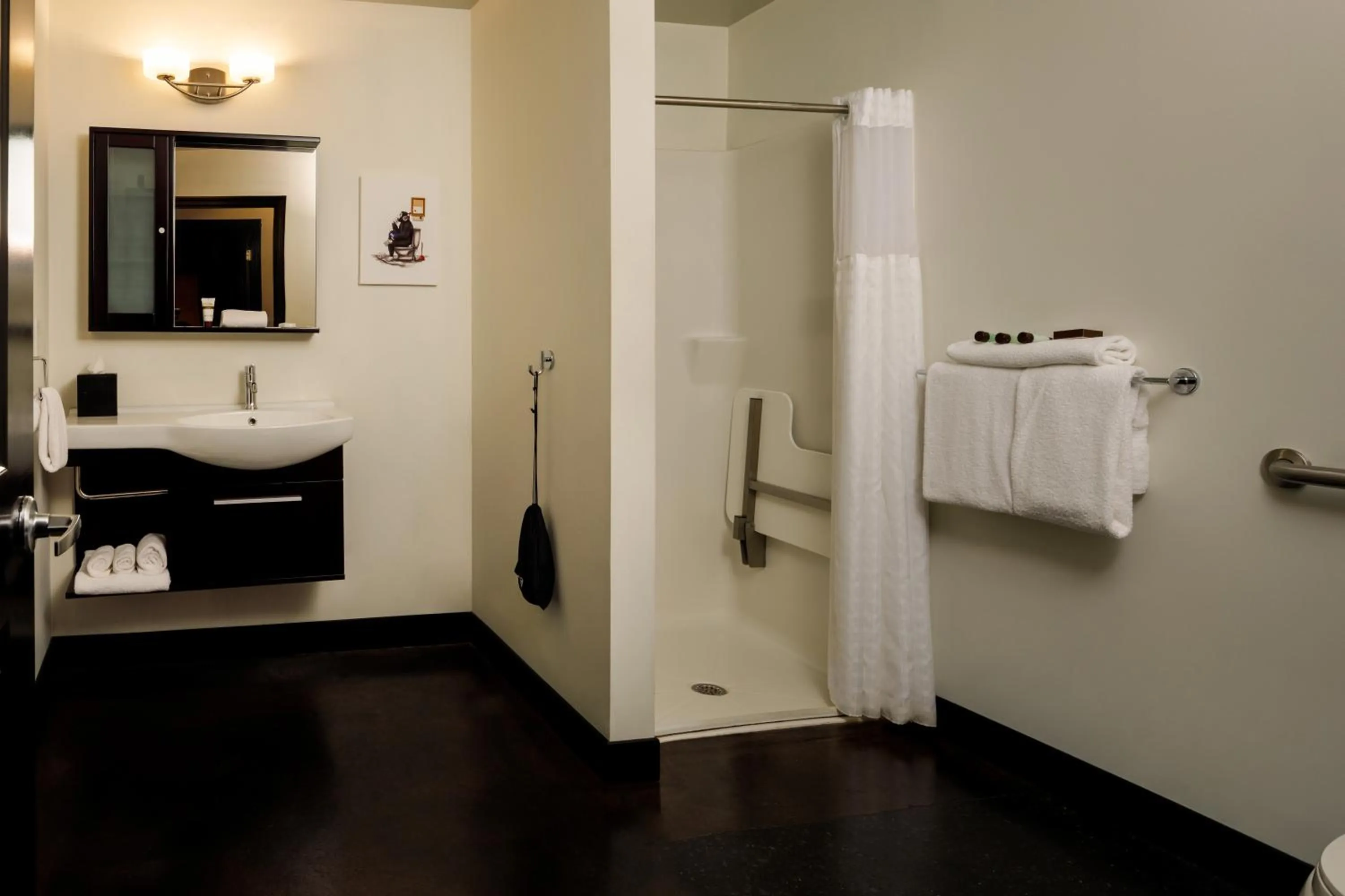 Bathroom, Bed in Hotel Clemons