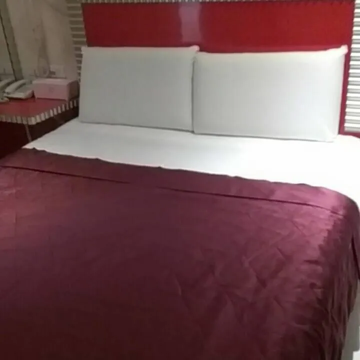 Bed in Meets Happy Hotel