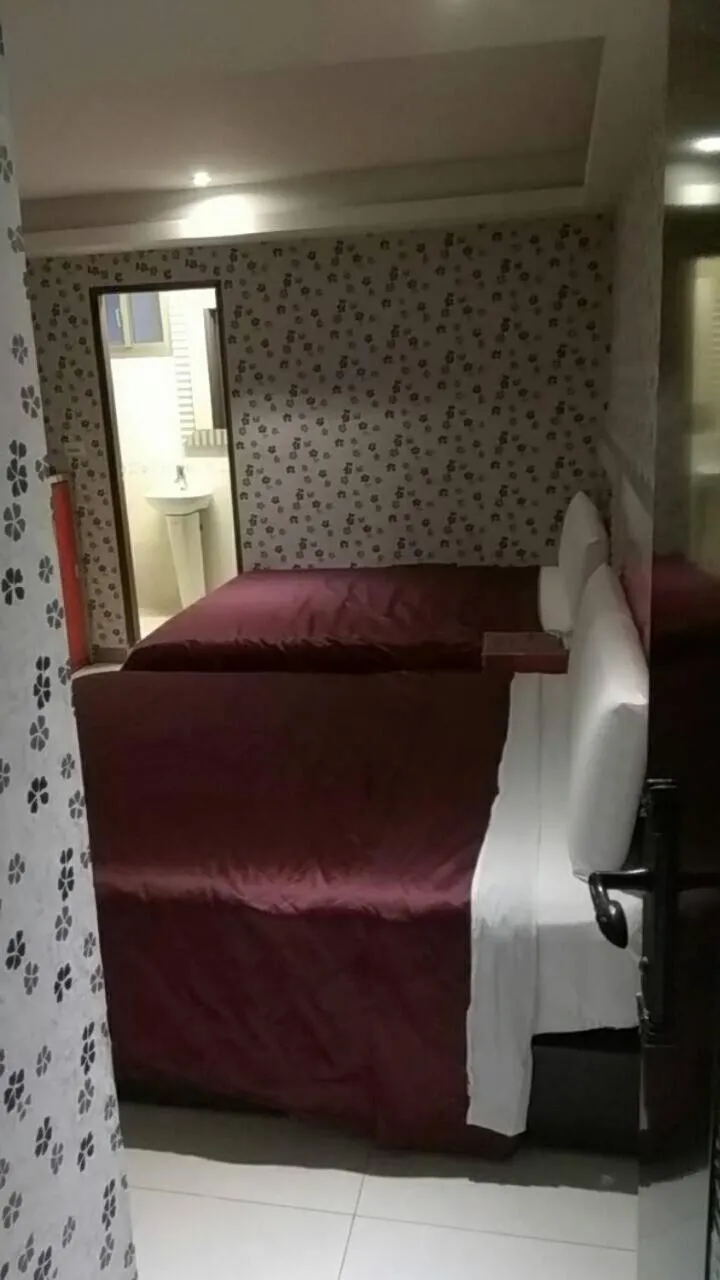 Bed in Meets Happy Hotel