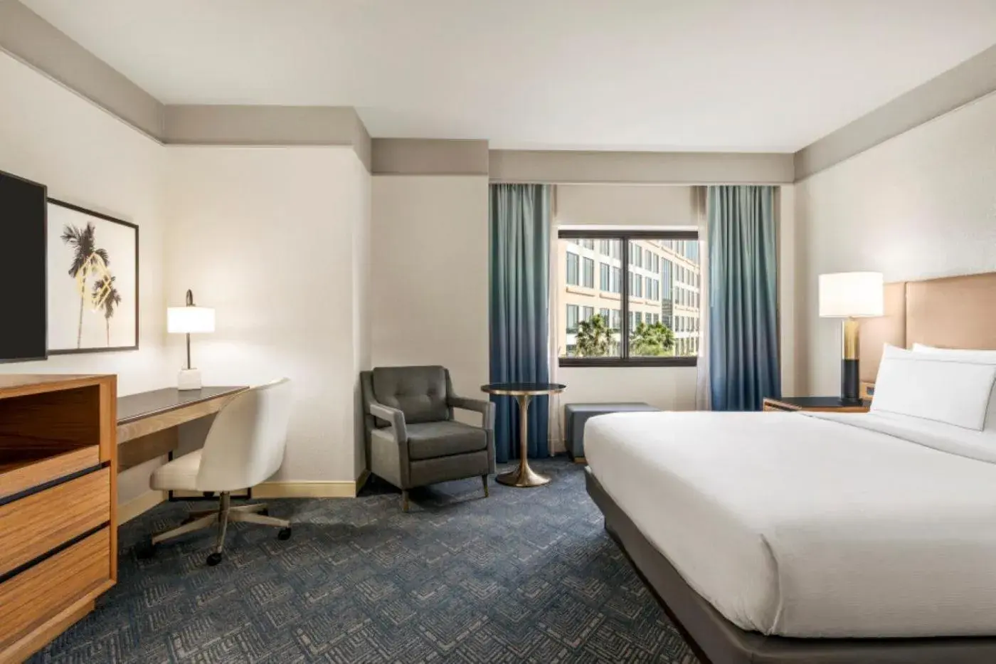 Bedroom, Bed in DoubleTree by Hilton Tampa Rocky Point Waterfront Bedroom, Bed in DoubleTree by Hilton Tampa Rocky Point Waterfront