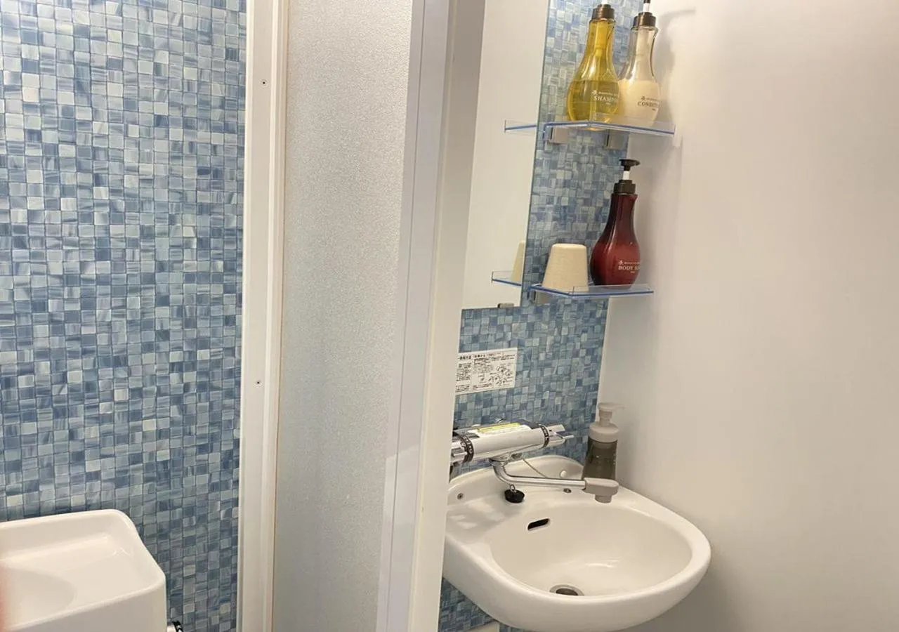 Shower in Floral Hotel · SakaisuJi-Honmachi Osaka