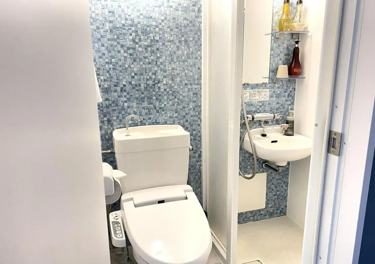 Twin Room with Shower in Floral Hotel · SakaisuJi-Honmachi Osaka Twin Room with Shower in Floral Hotel · SakaisuJi-Honmachi Osaka