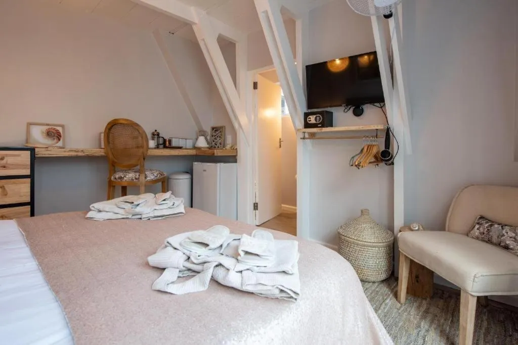 Floor plan, Bed in Salt Boutique Guest House