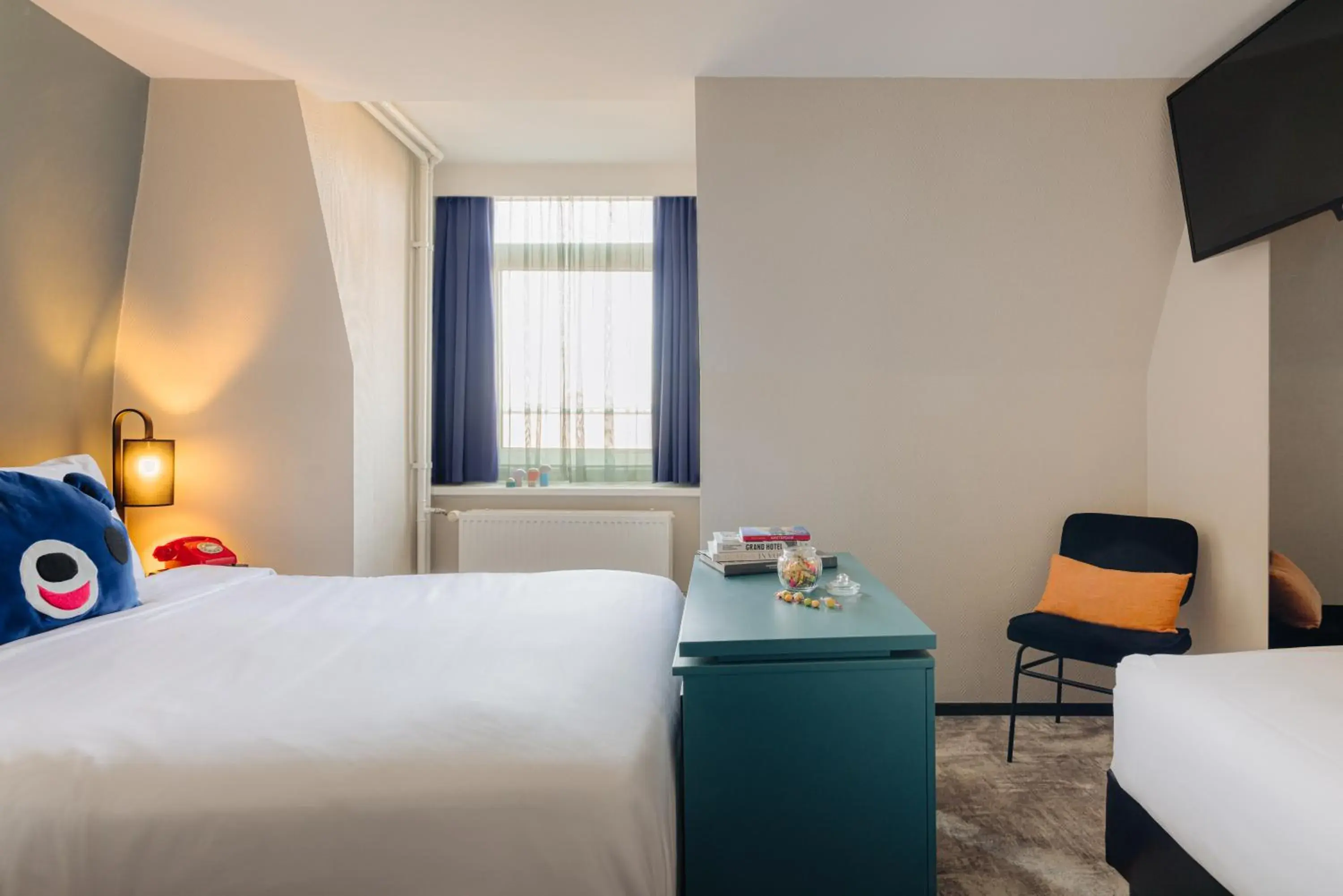 Comfort Room 1 Double Bed 1 Single Bed in Leonardo Hotel Amsterdam Leidse Square Comfort Room 1 Double Bed 1 Single Bed in Leonardo Hotel Amsterdam Leidse Square