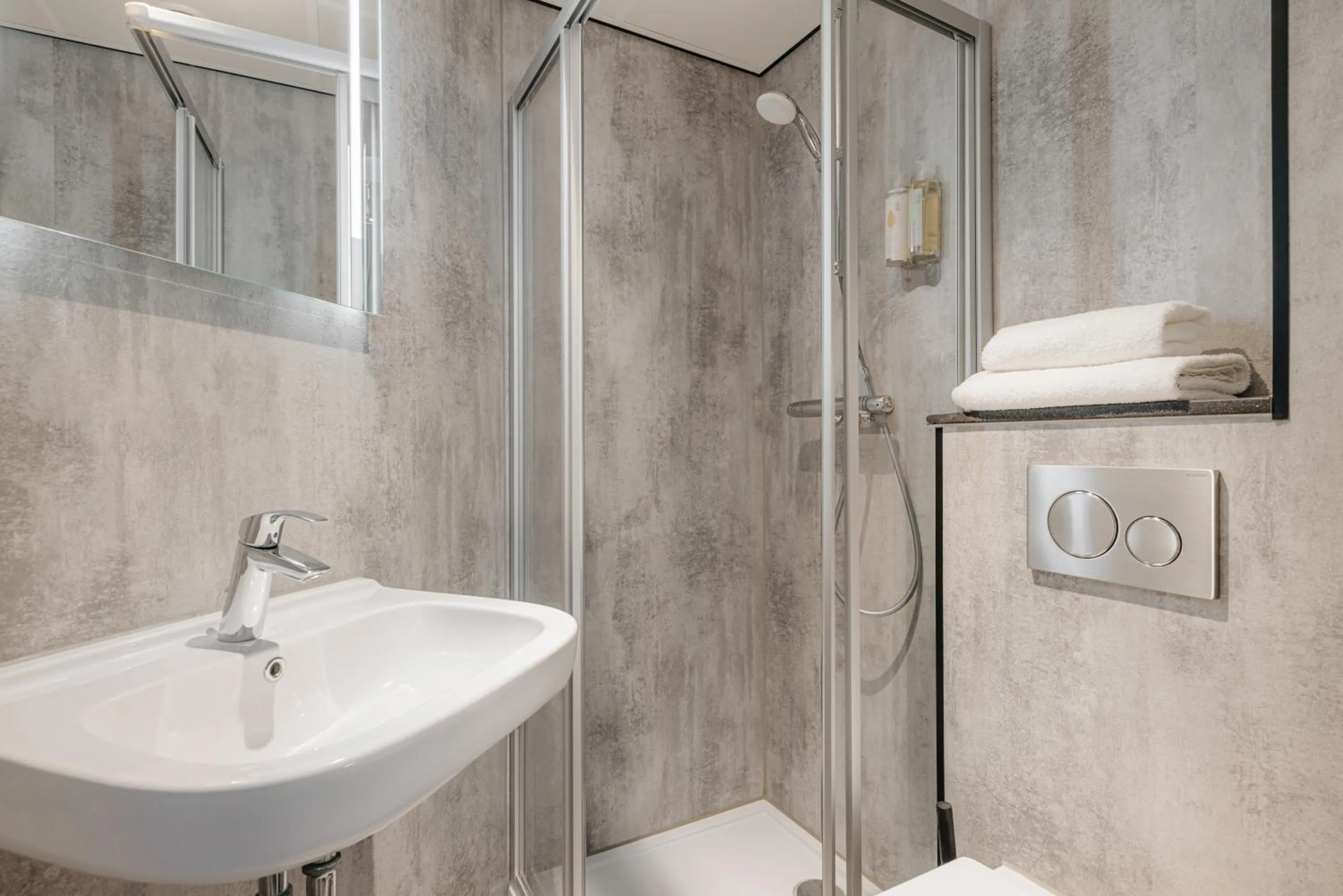 Bathroom in Leonardo Hotel Amsterdam Leidse Square