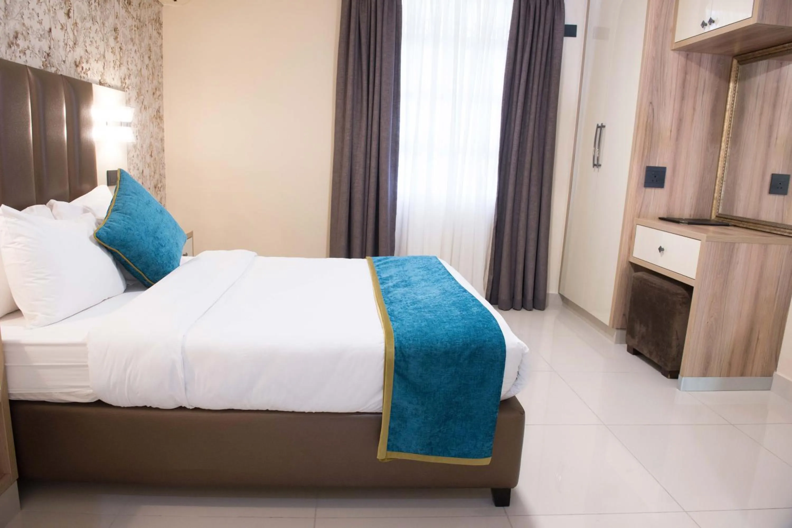 Bedroom, Bed in Britannia Hotel