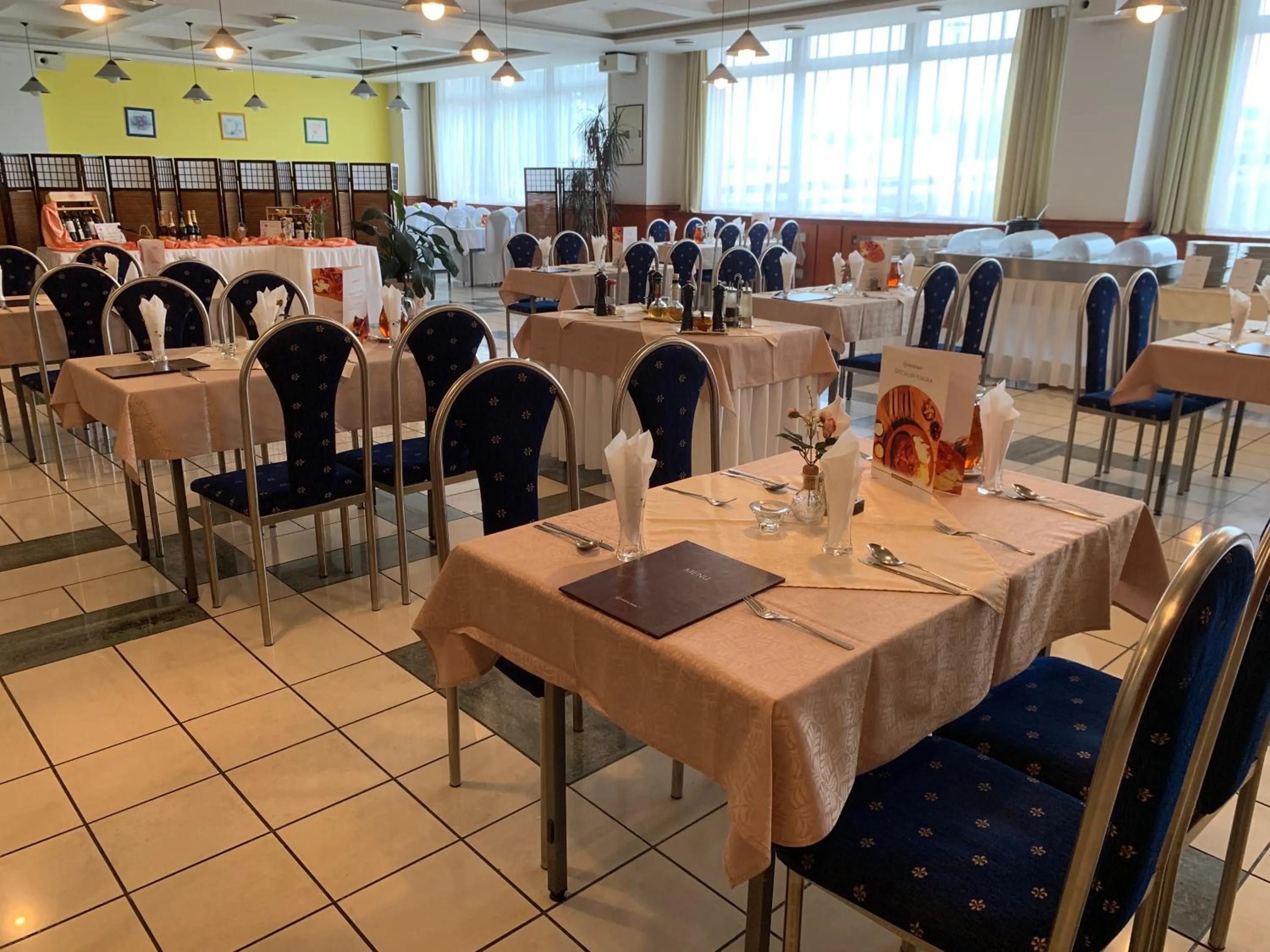 Restaurant/places to eat in Hotel Patriot