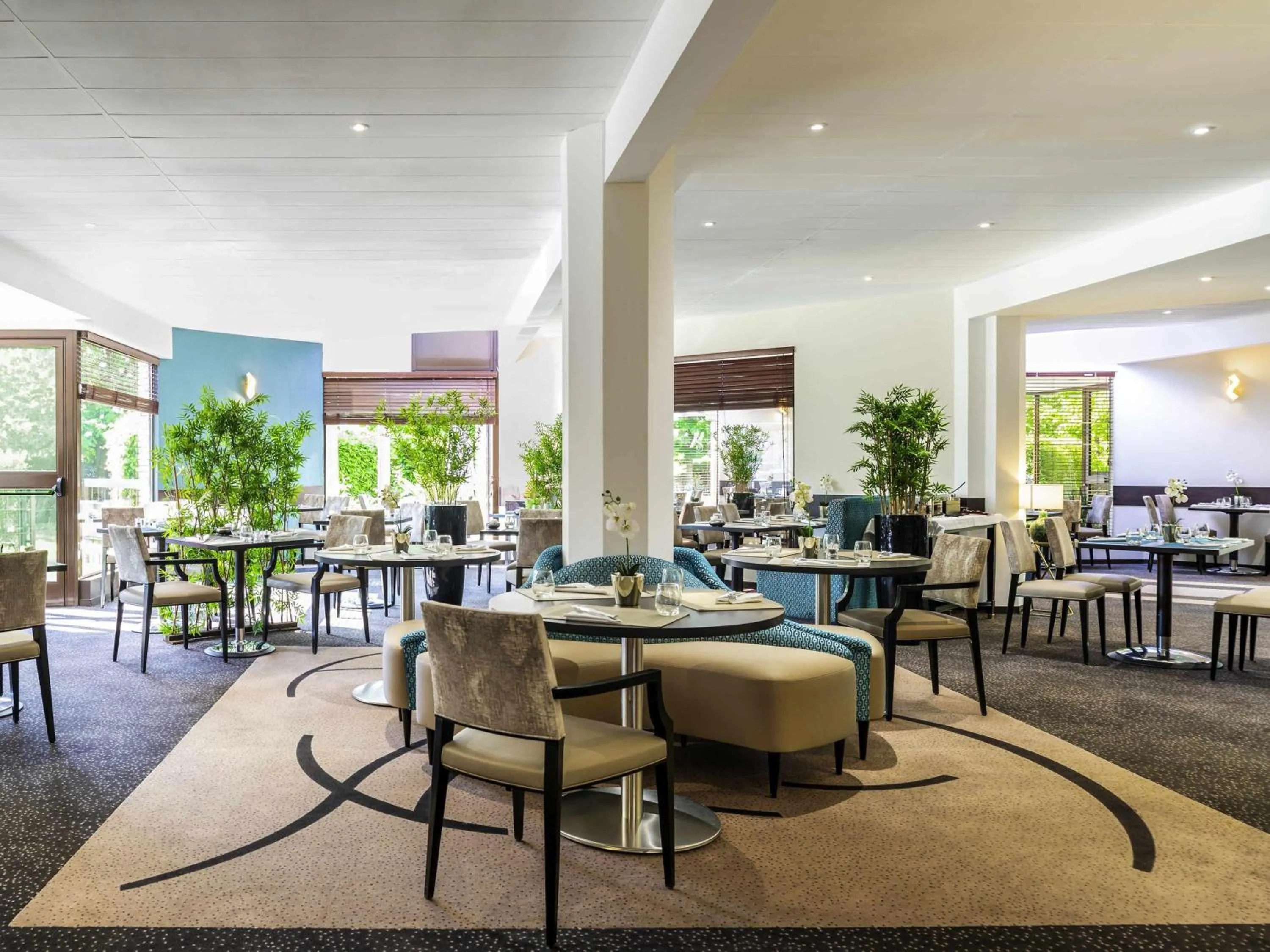 Restaurant/places to eat in Mercure Maurepas Saint Quentin