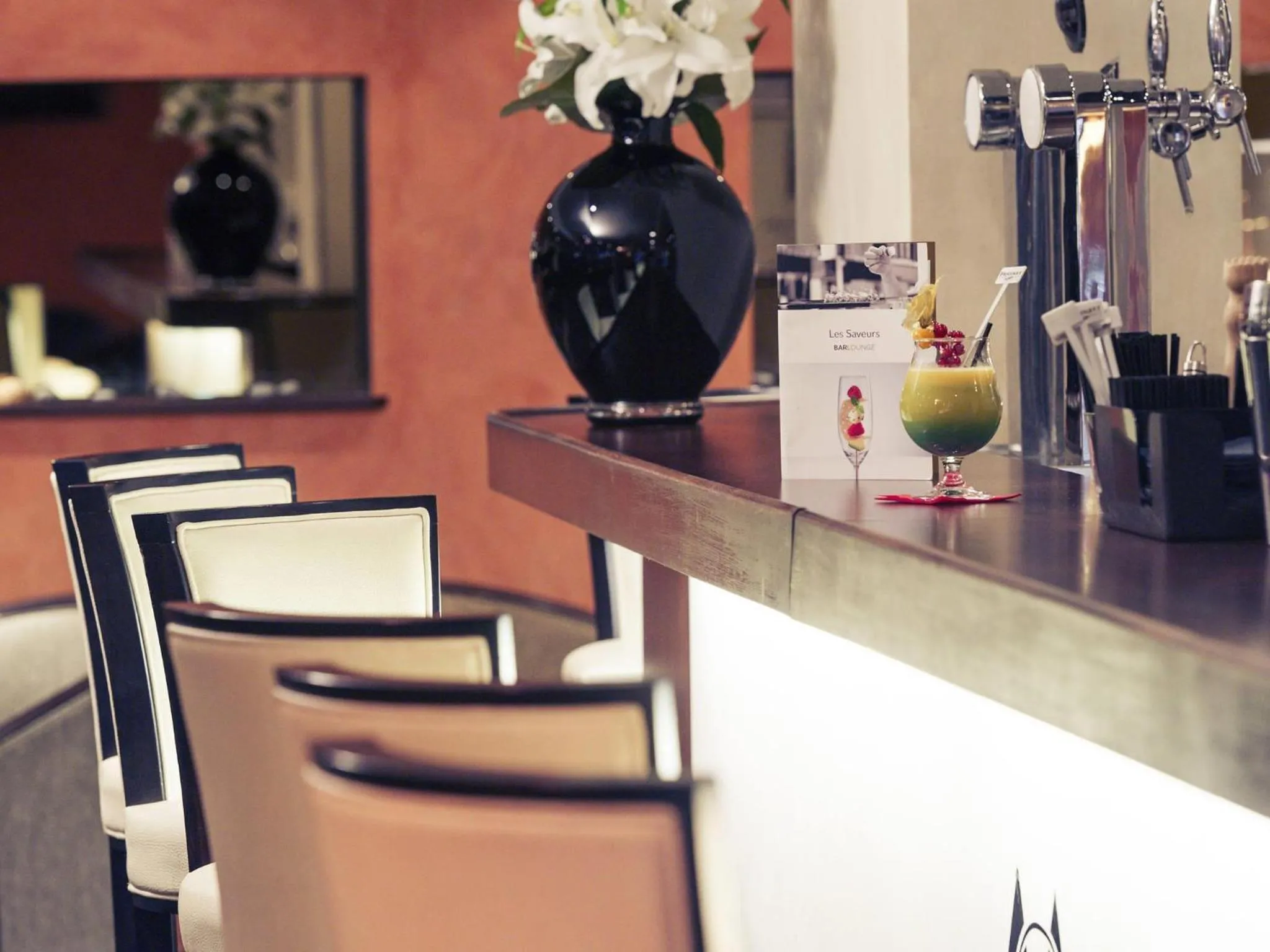 Lounge or bar in Mercure Maurepas Saint Quentin