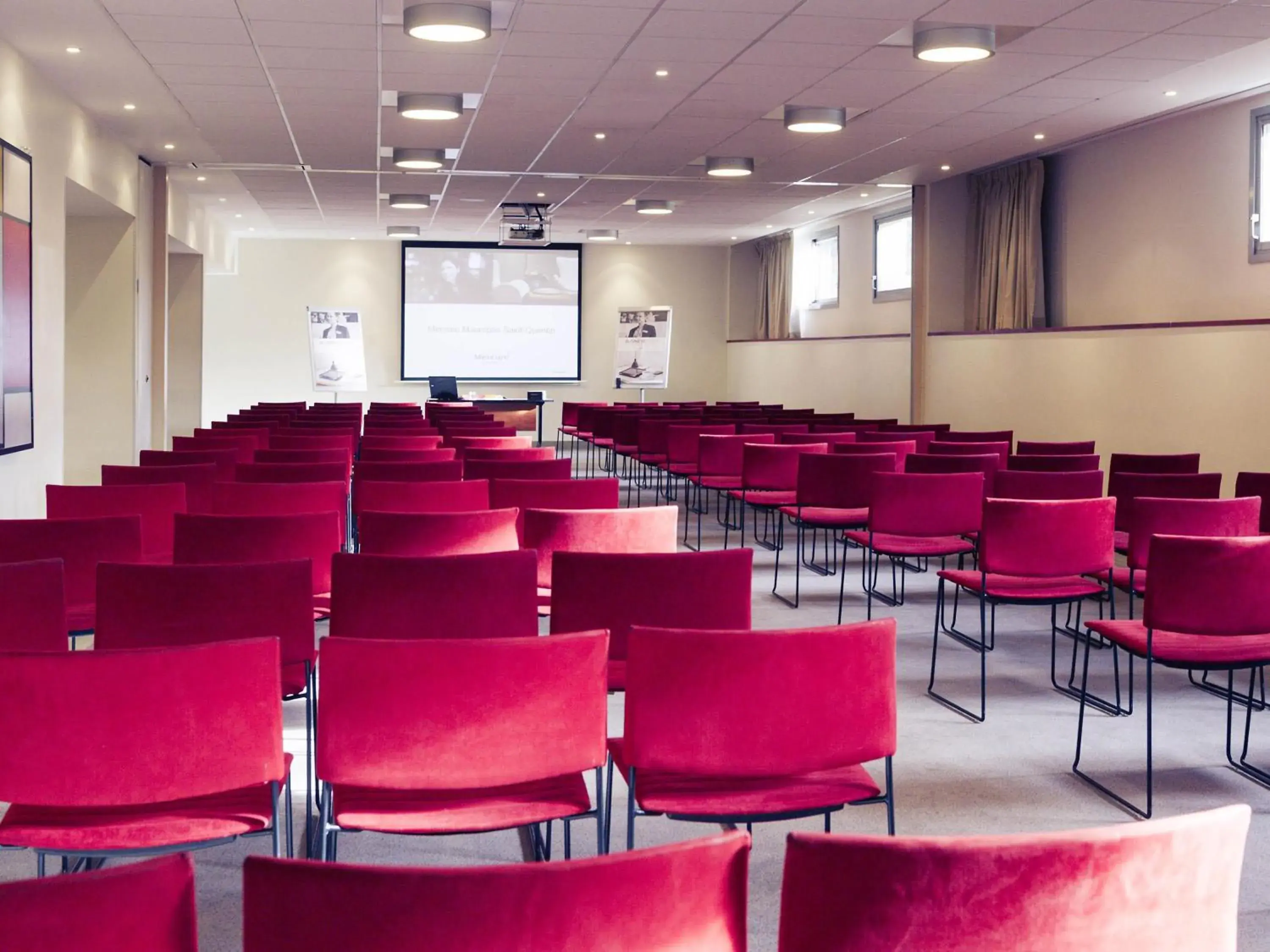 Property building in Mercure Maurepas Saint Quentin Property building in Mercure Maurepas Saint Quentin