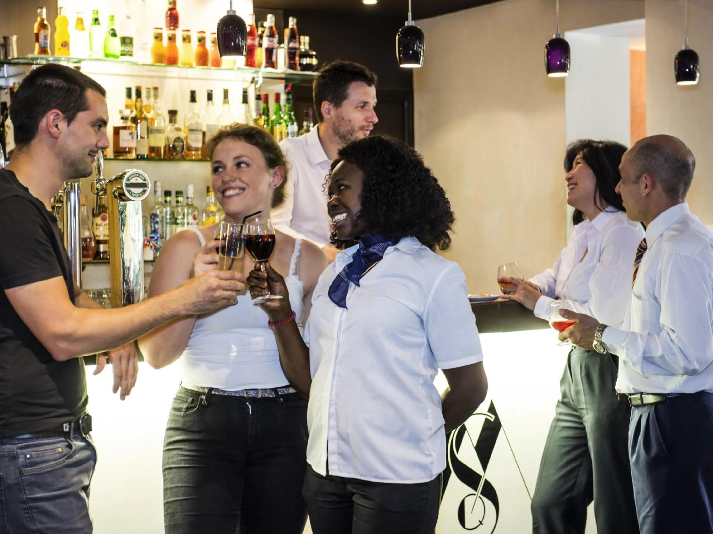 Lounge or bar in Mercure Maurepas Saint Quentin