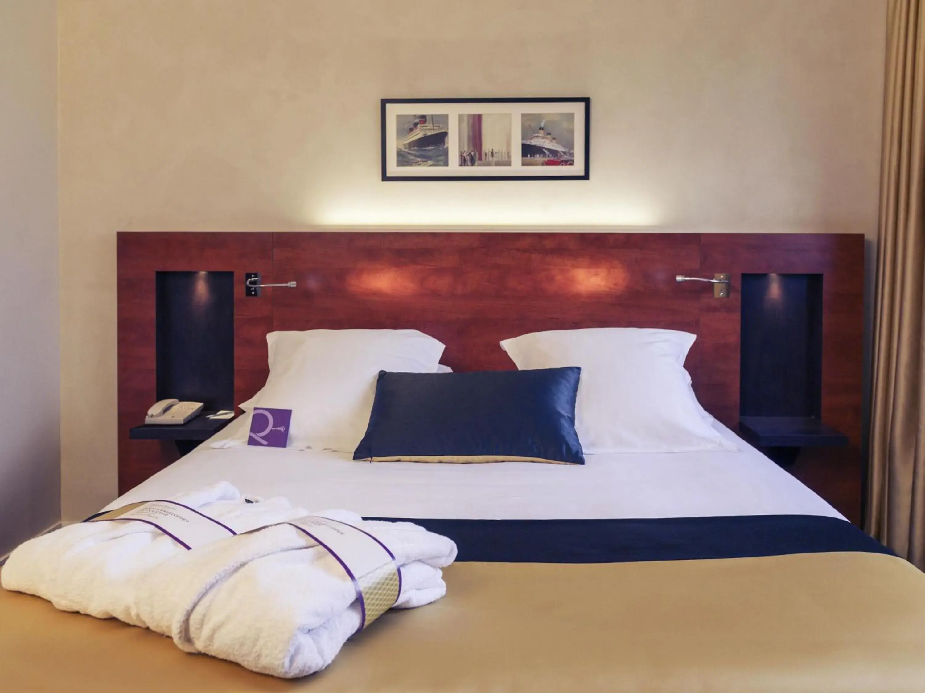 Property building, Bed in Mercure Maurepas Saint Quentin Property building, Bed in Mercure Maurepas Saint Quentin