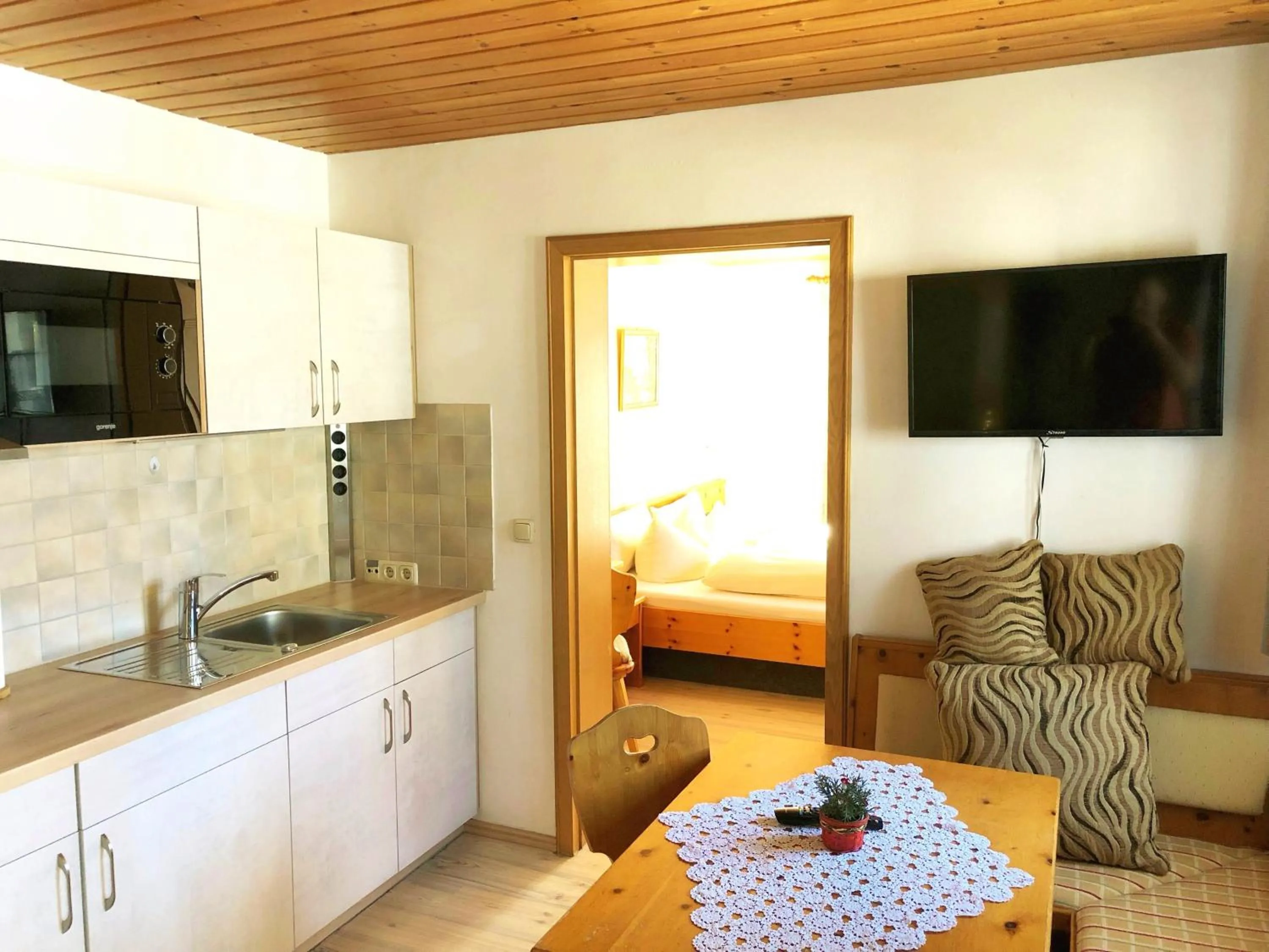 Coffee/tea facilities in Gästehaus Brigitte