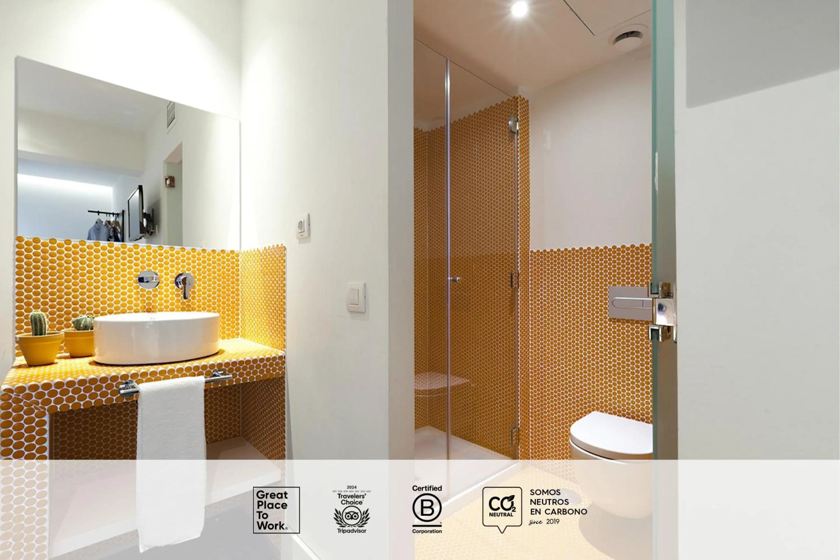 Shower in SLEEP'N Atocha - B Corp Certified