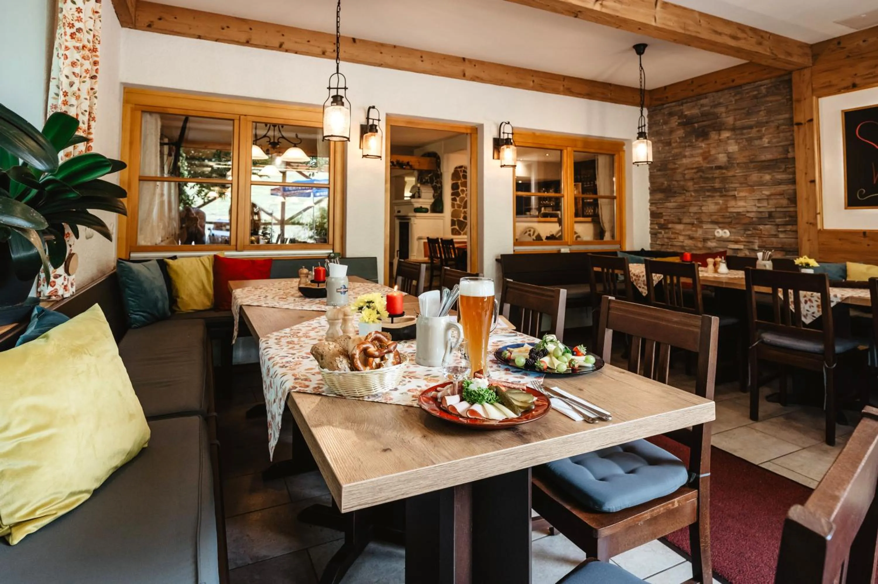 Restaurant/places to eat in Landhotel Neuhof