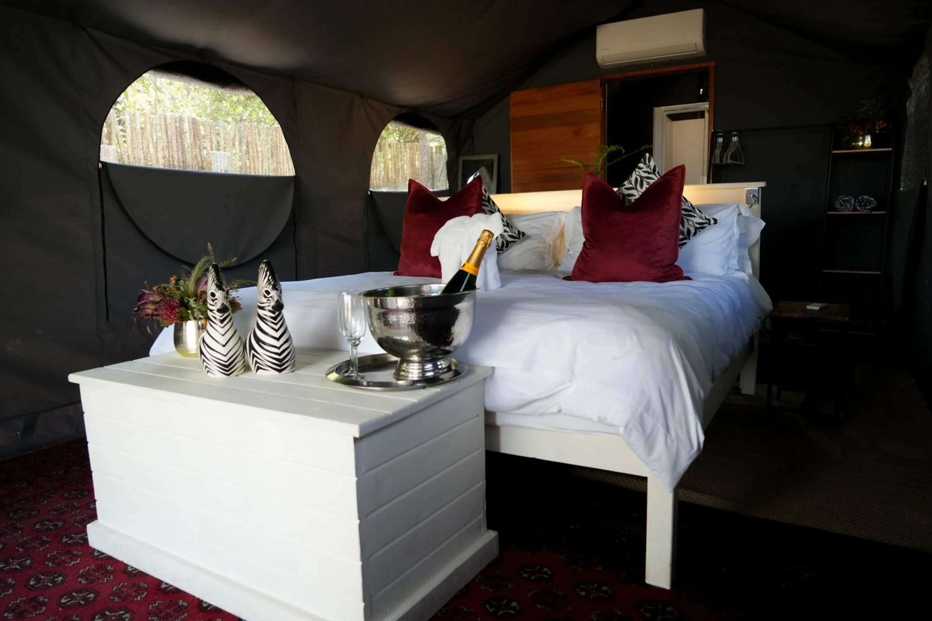 Bedroom, Bed in Khaya Ndlovu Safari Manor