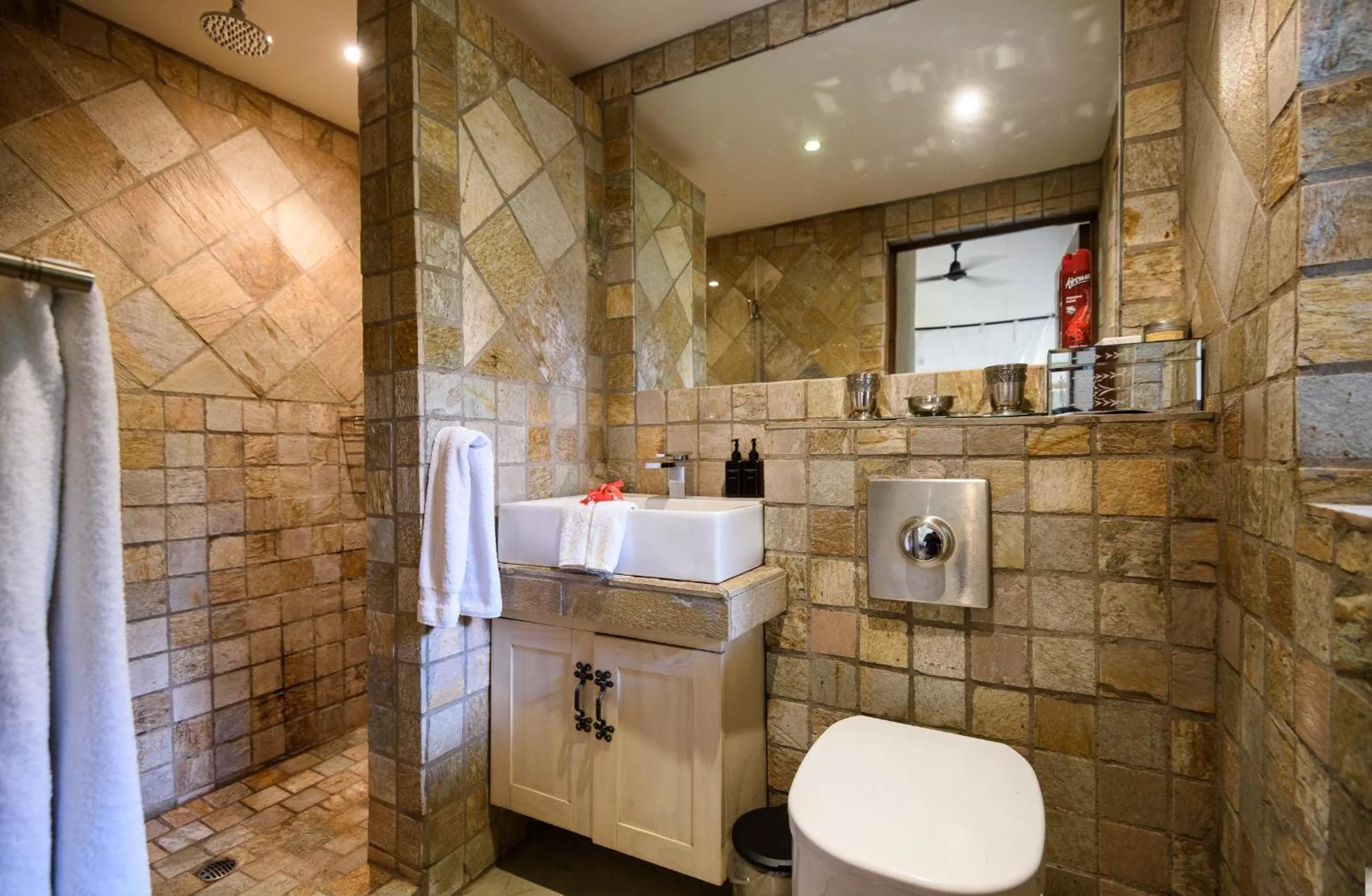 Bathroom in Khaya Ndlovu Safari Manor