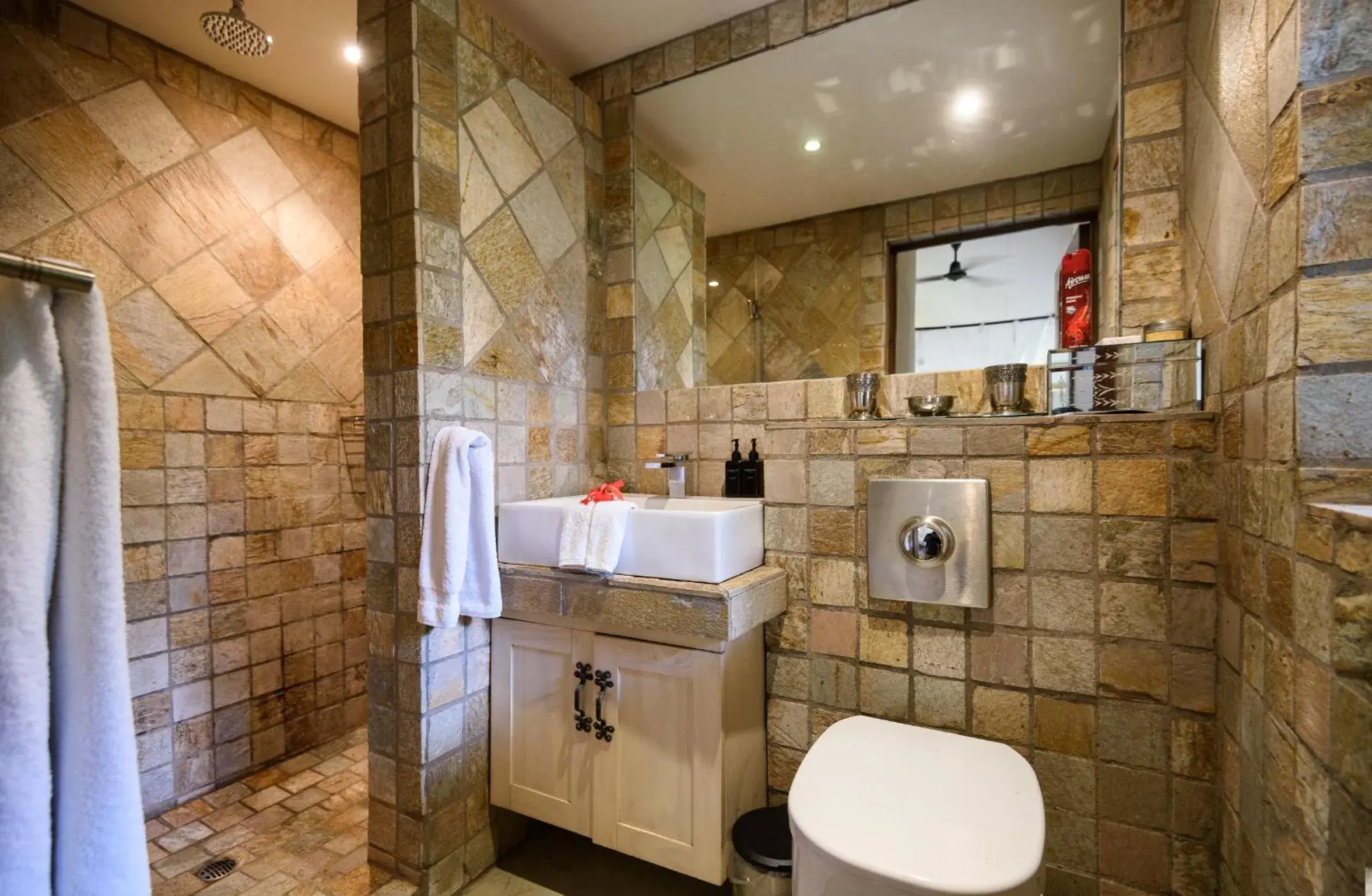 Bathroom in Khaya Ndlovu Safari Manor Bathroom in Khaya Ndlovu Safari Manor