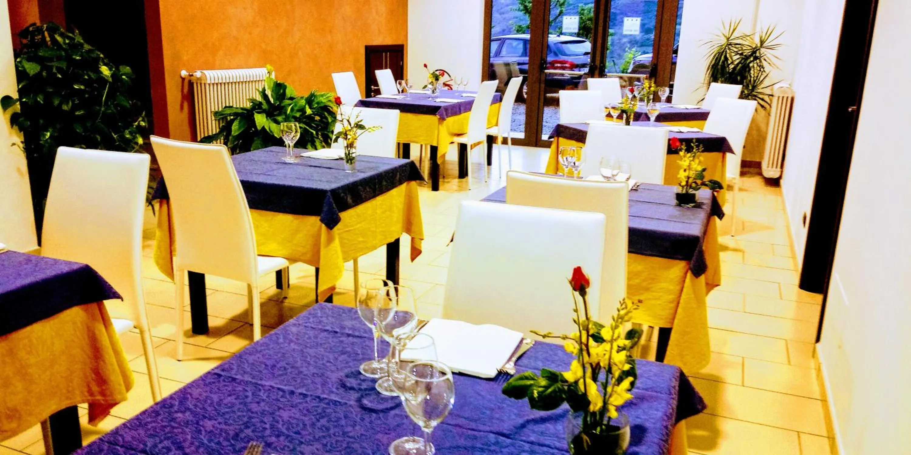 Restaurant/places to eat in Hotel 660