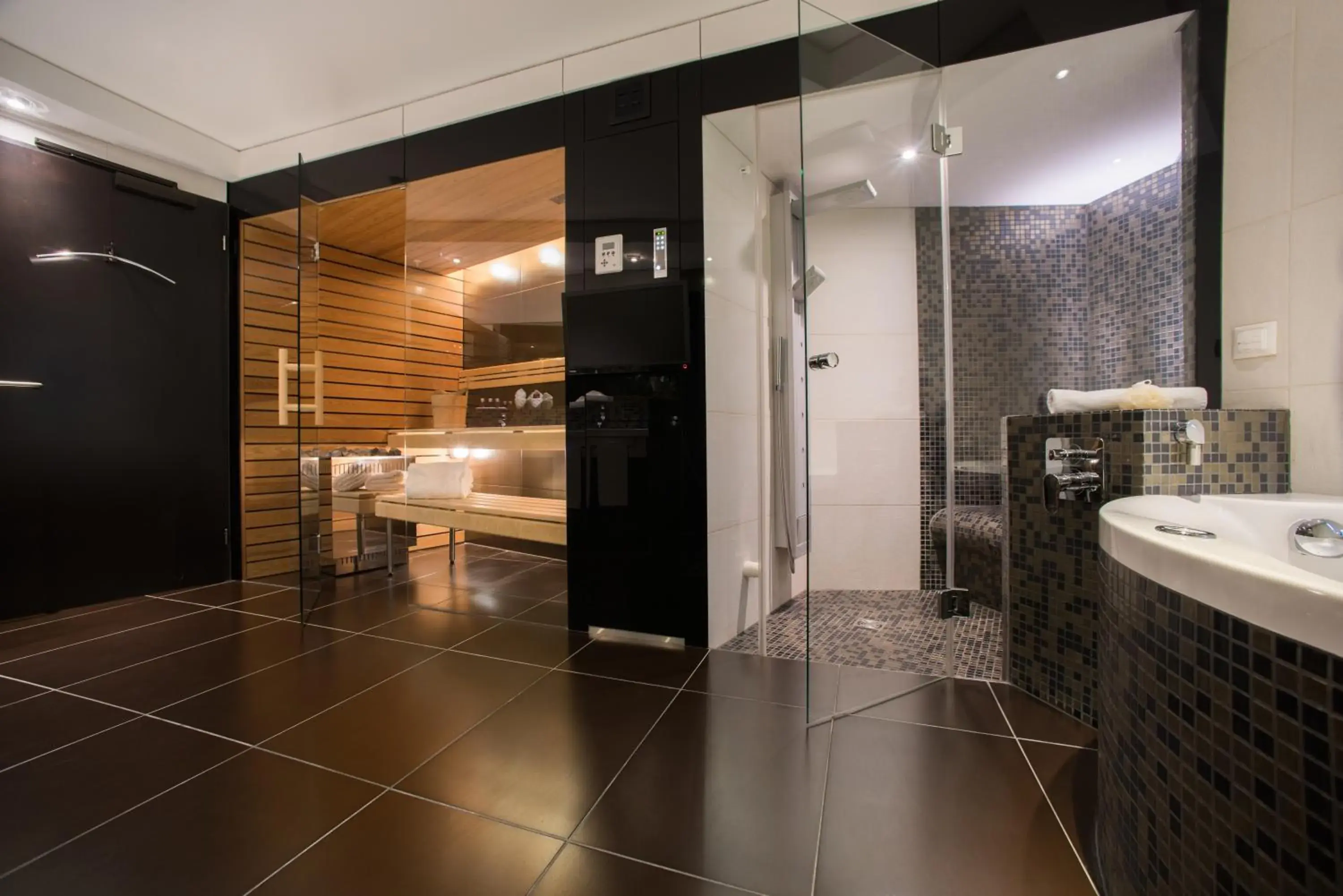 Deluxe Suite with Spa Bath in Grand Hôtel Les Endroits Deluxe Suite with Spa Bath in Grand Hôtel Les Endroits