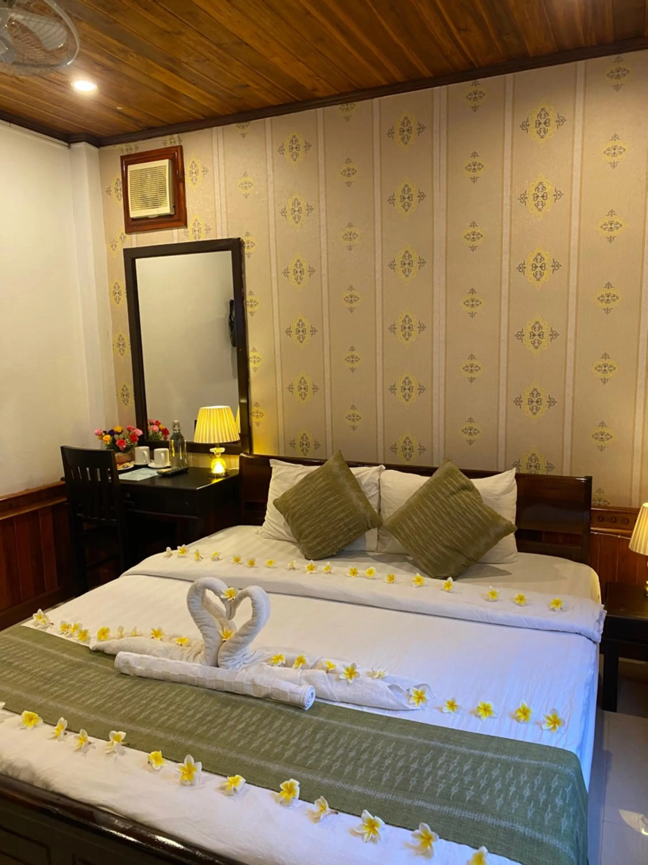 Photo of the whole room, Bed in Golden Lotus Place