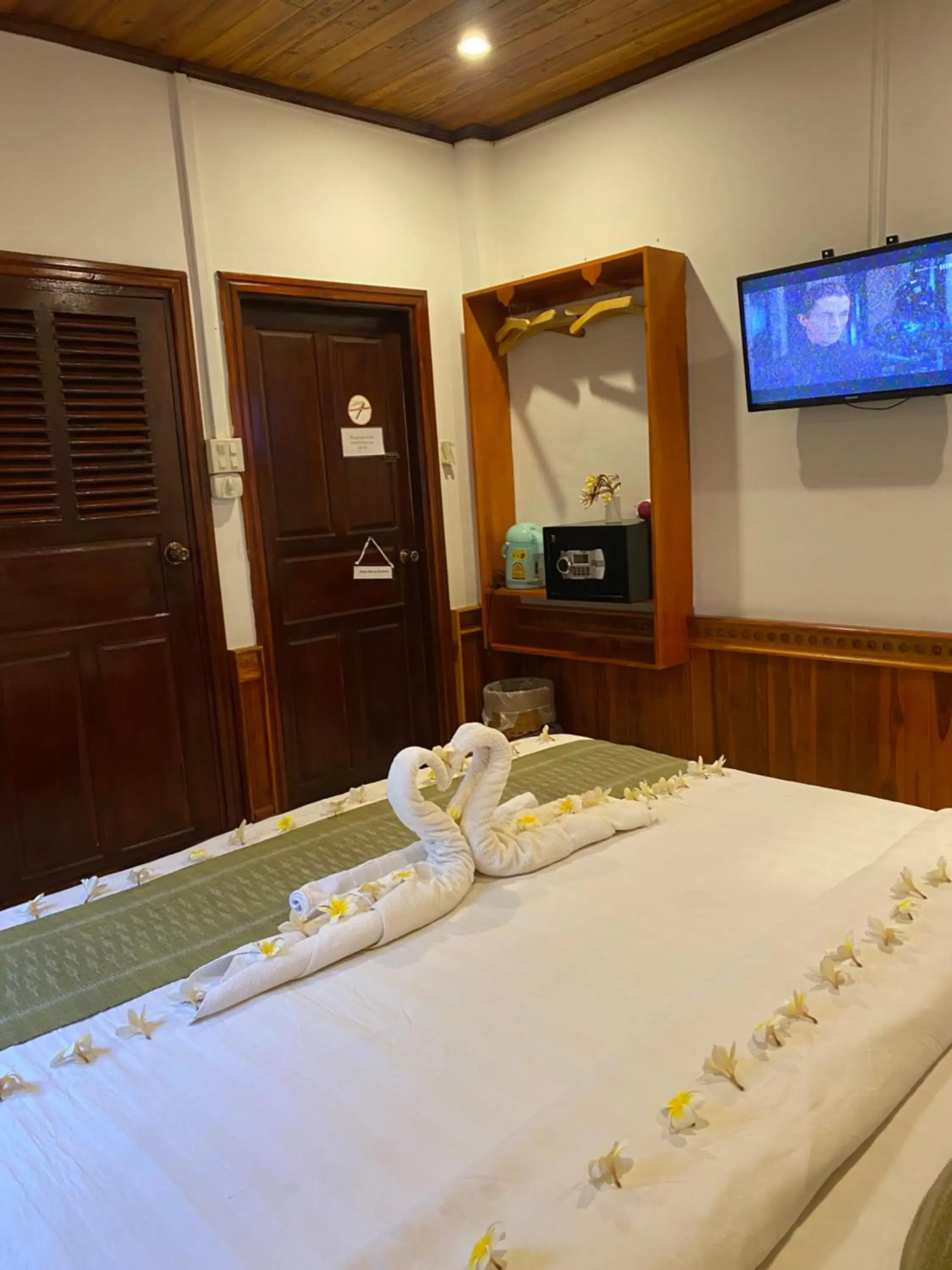 Photo of the whole room, Bed in Golden Lotus Place Photo of the whole room, Bed in Golden Lotus Place