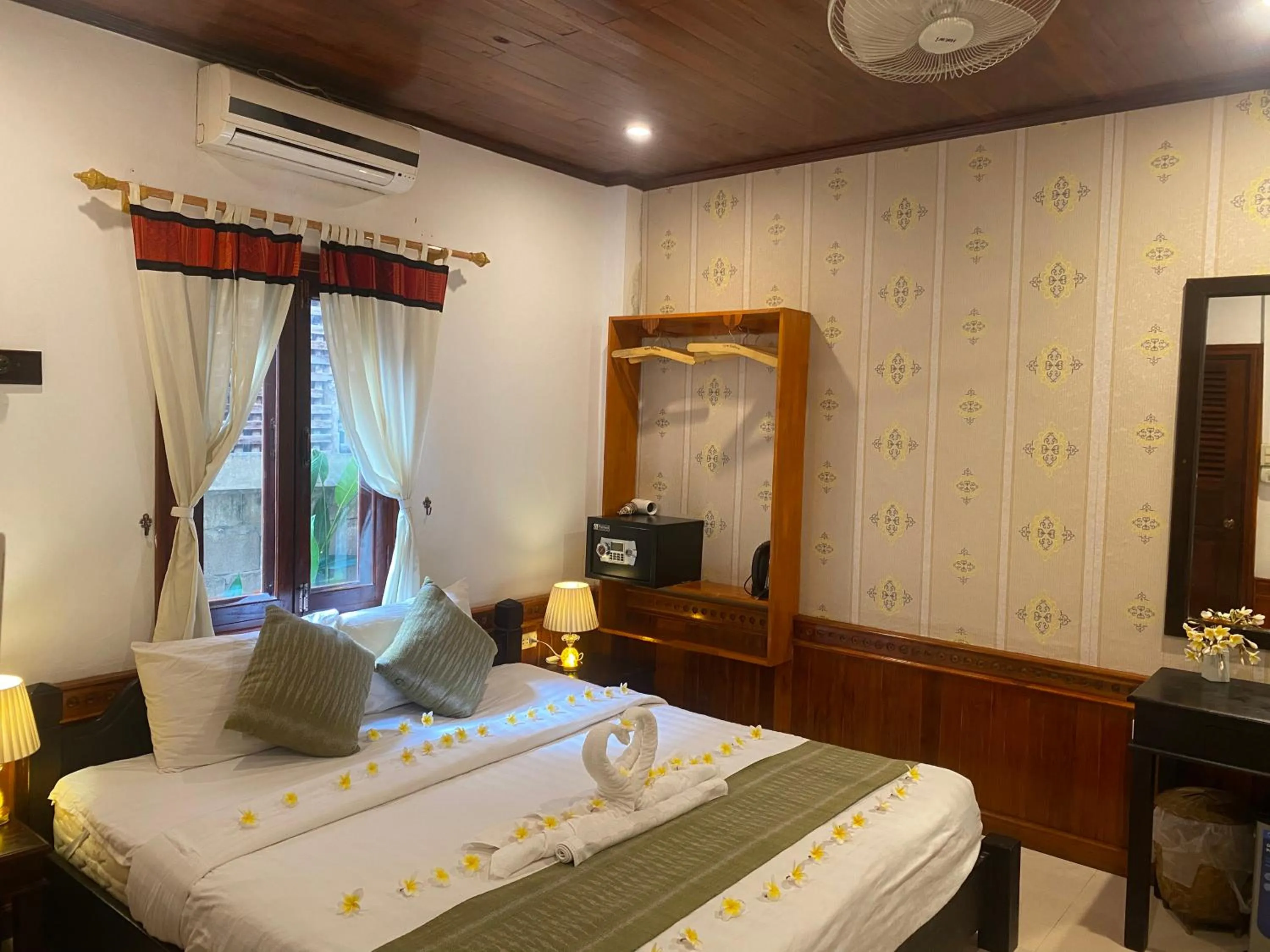 Photo of the whole room, Bed in Golden Lotus Place