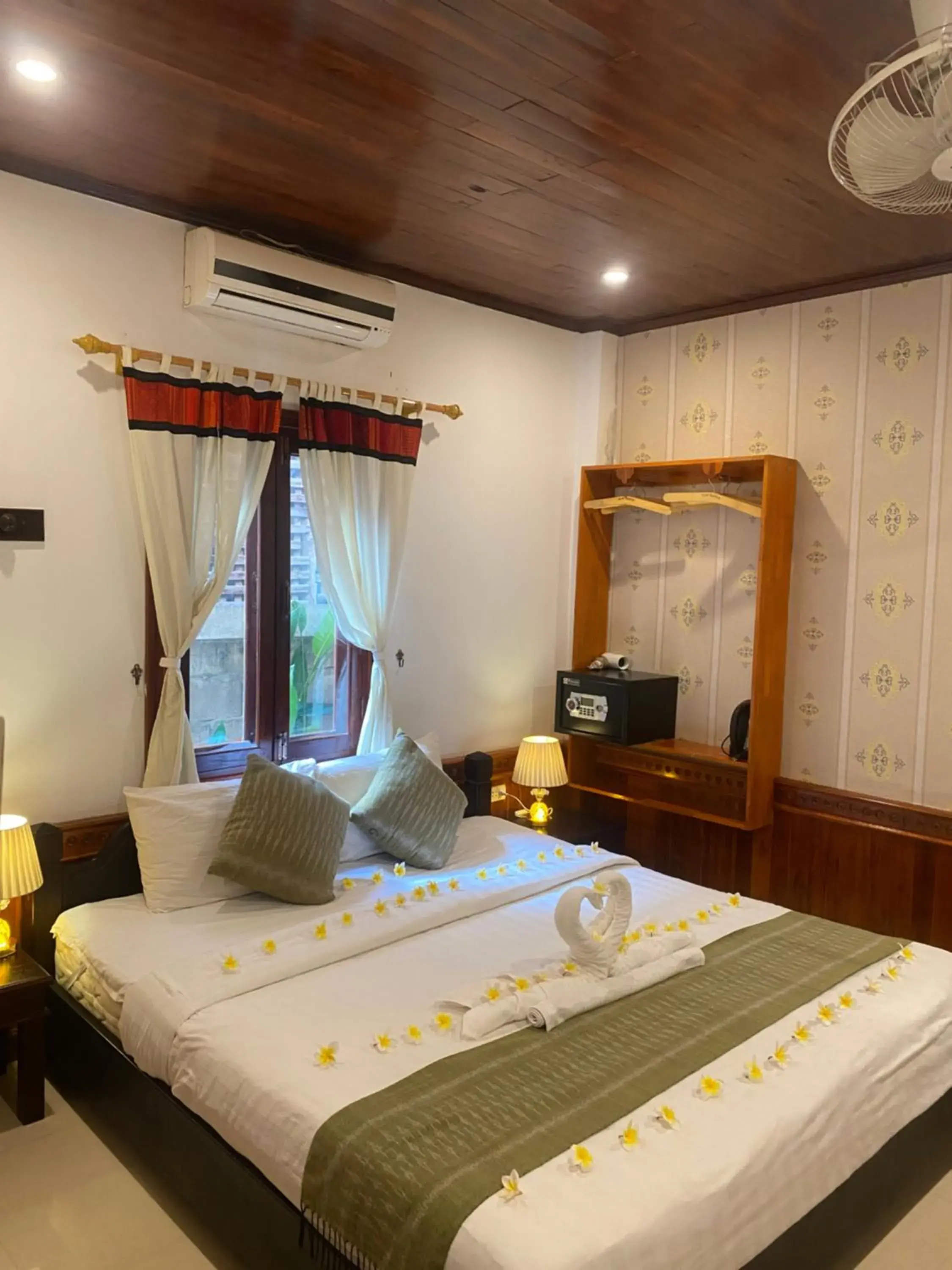 Photo of the whole room, Bed in Golden Lotus Place Photo of the whole room, Bed in Golden Lotus Place