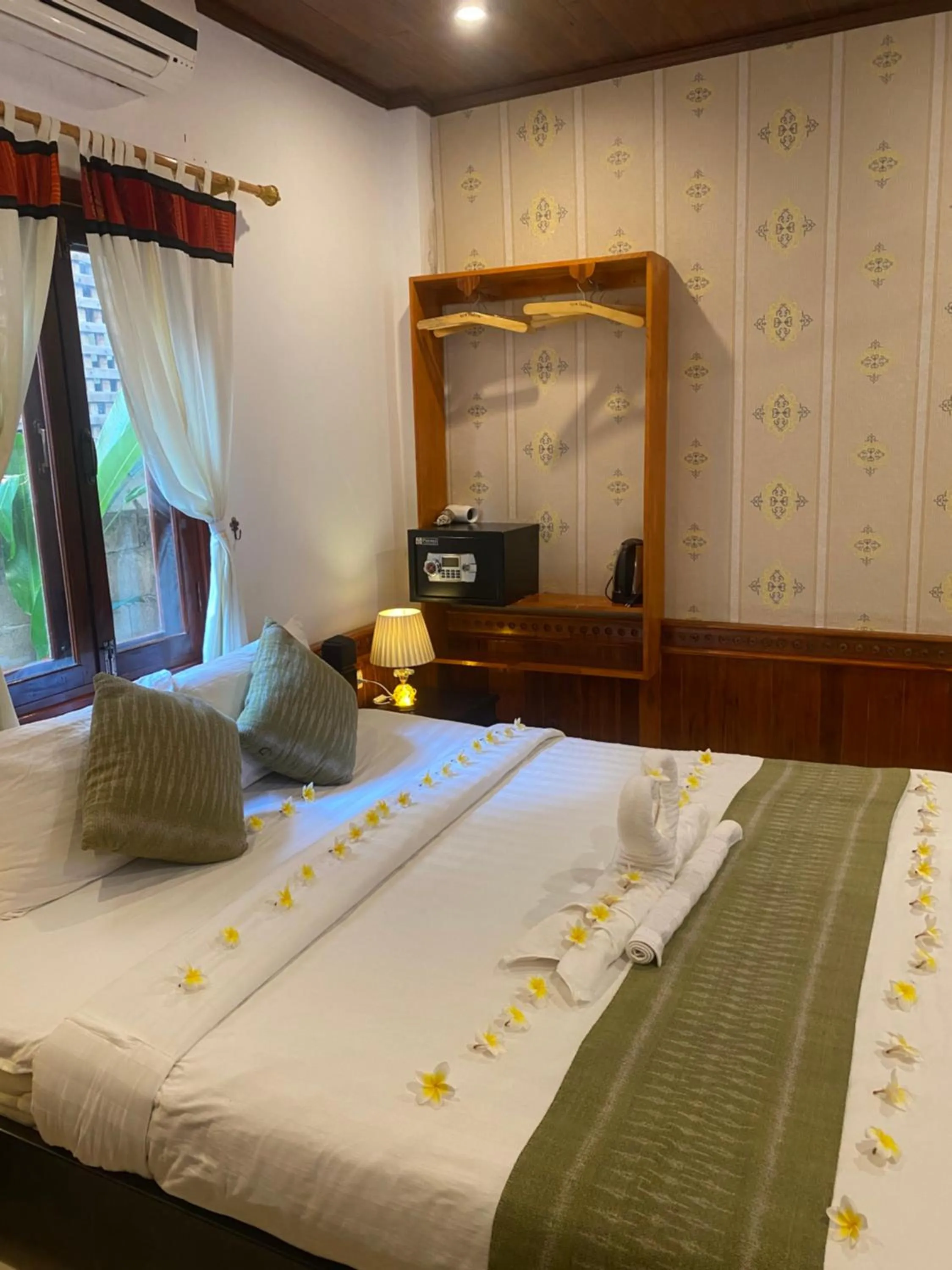 Photo of the whole room, Bed in Golden Lotus Place