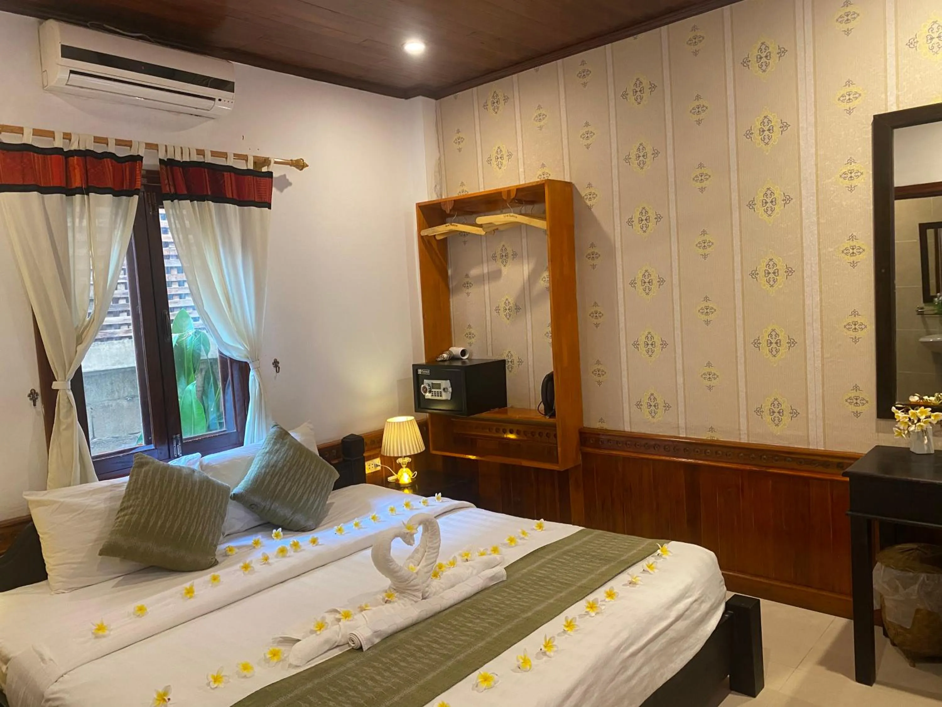 Photo of the whole room, Bed in Golden Lotus Place