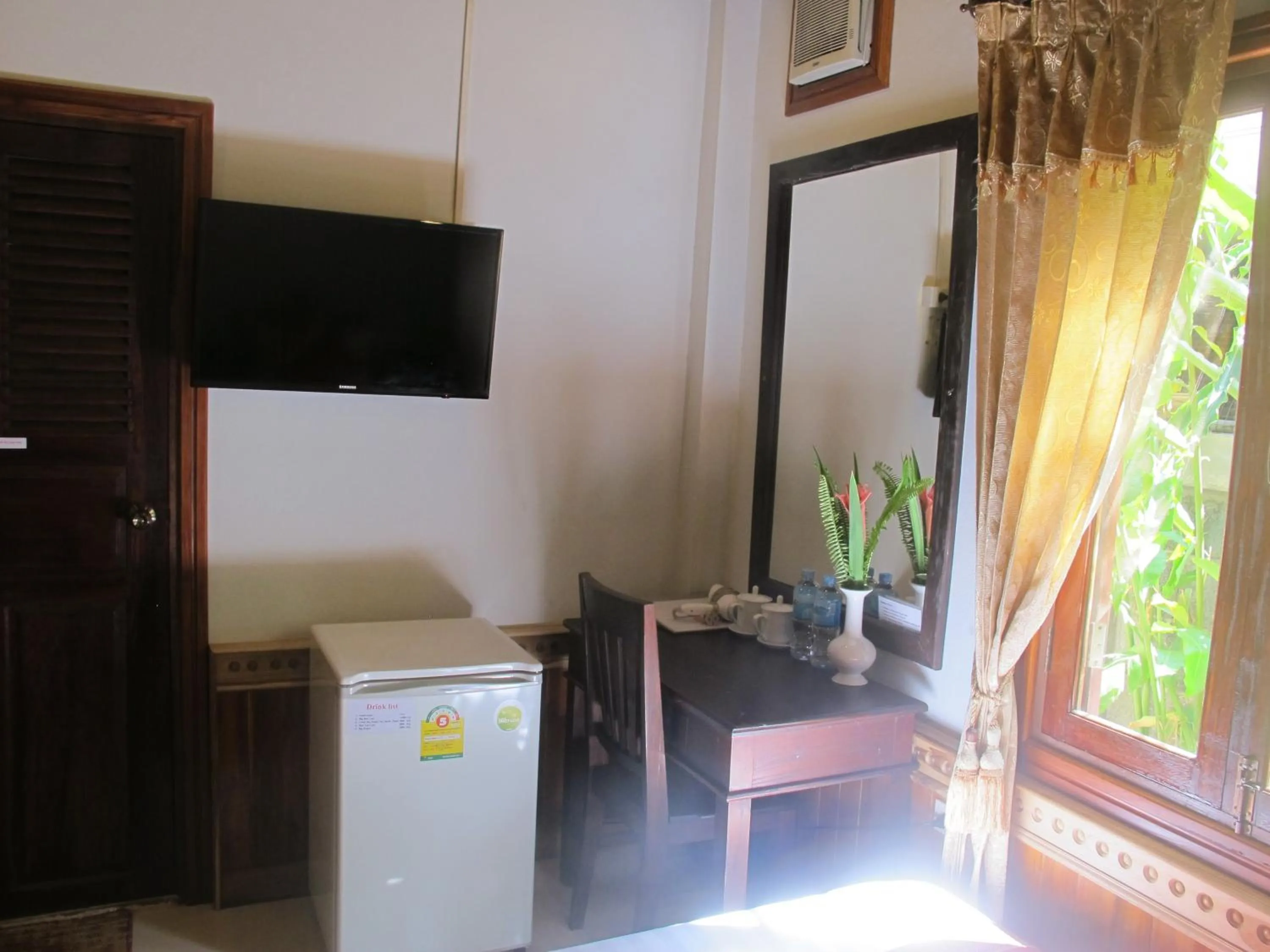 Photo of the whole room in Golden Lotus Place