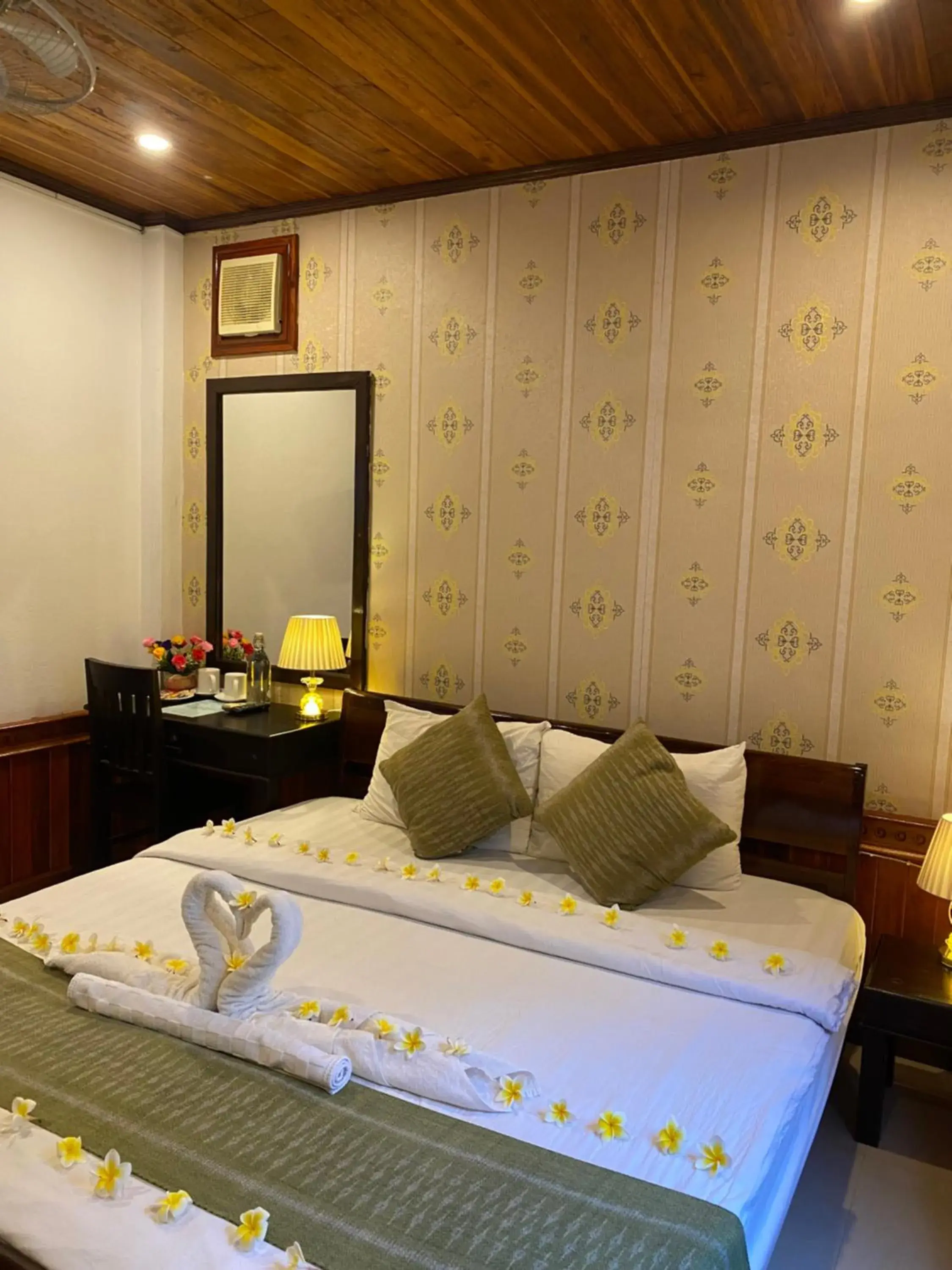 Photo of the whole room, Bed in Golden Lotus Place Photo of the whole room, Bed in Golden Lotus Place