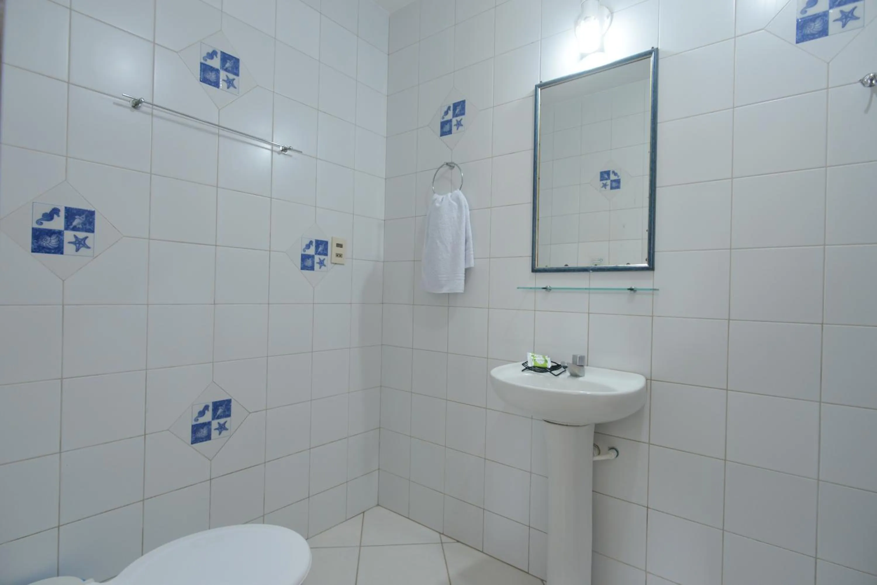 Bathroom in Oceano Pousada - Buffet de café da manhã e serviço de quarto diário