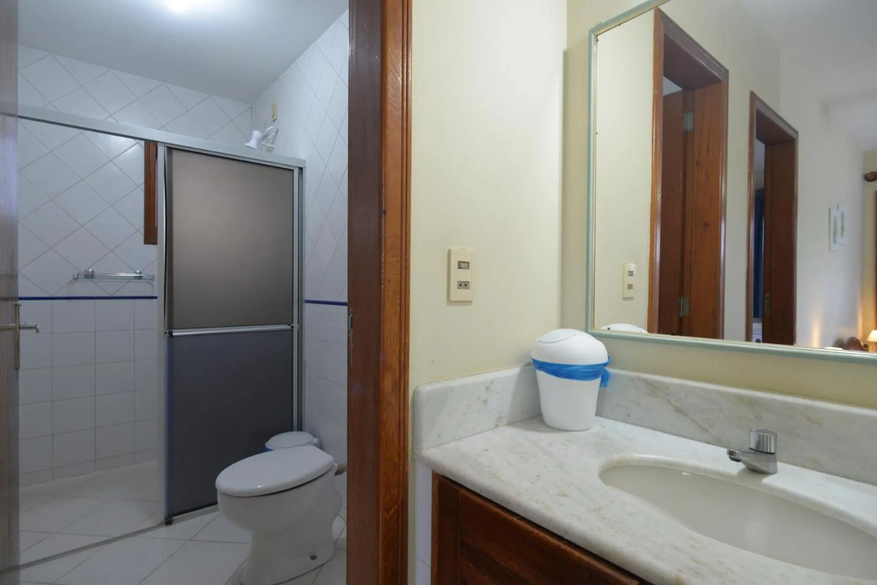 Shower in Oceano Pousada - Buffet de café da manhã e serviço de quarto diário