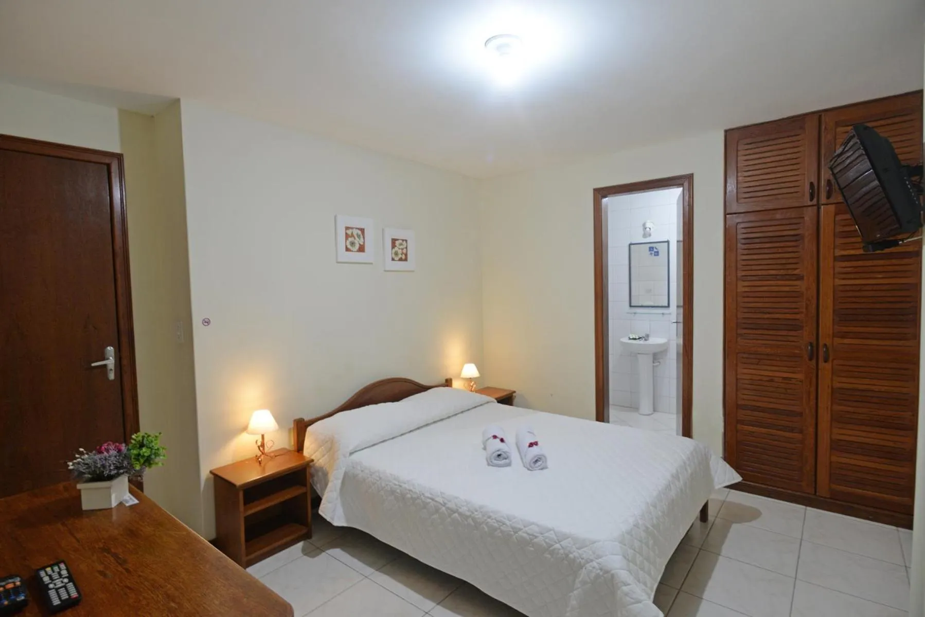 TV and multimedia, Bed in Oceano Pousada - Buffet de café da manhã e serviço de quarto diário