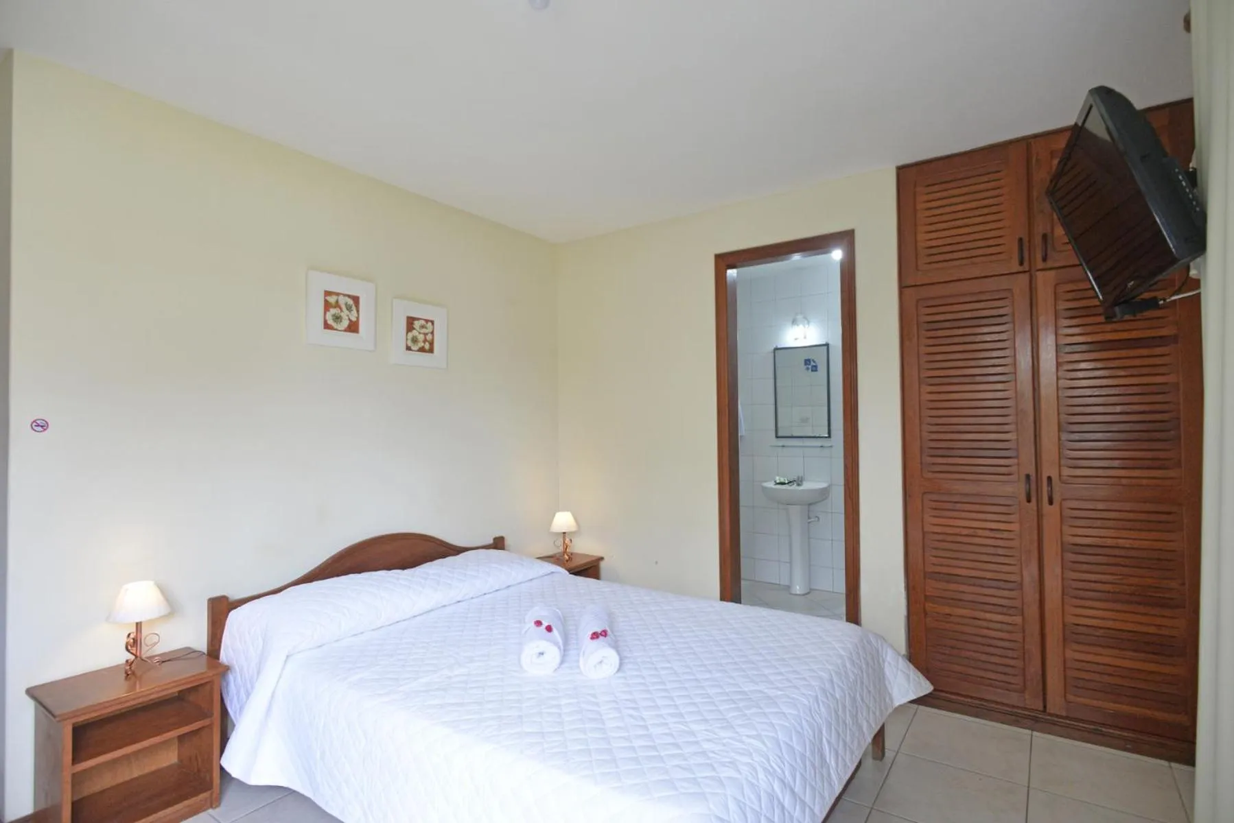 Bathroom, Bed in Oceano Pousada - Buffet de café da manhã e serviço de quarto diário