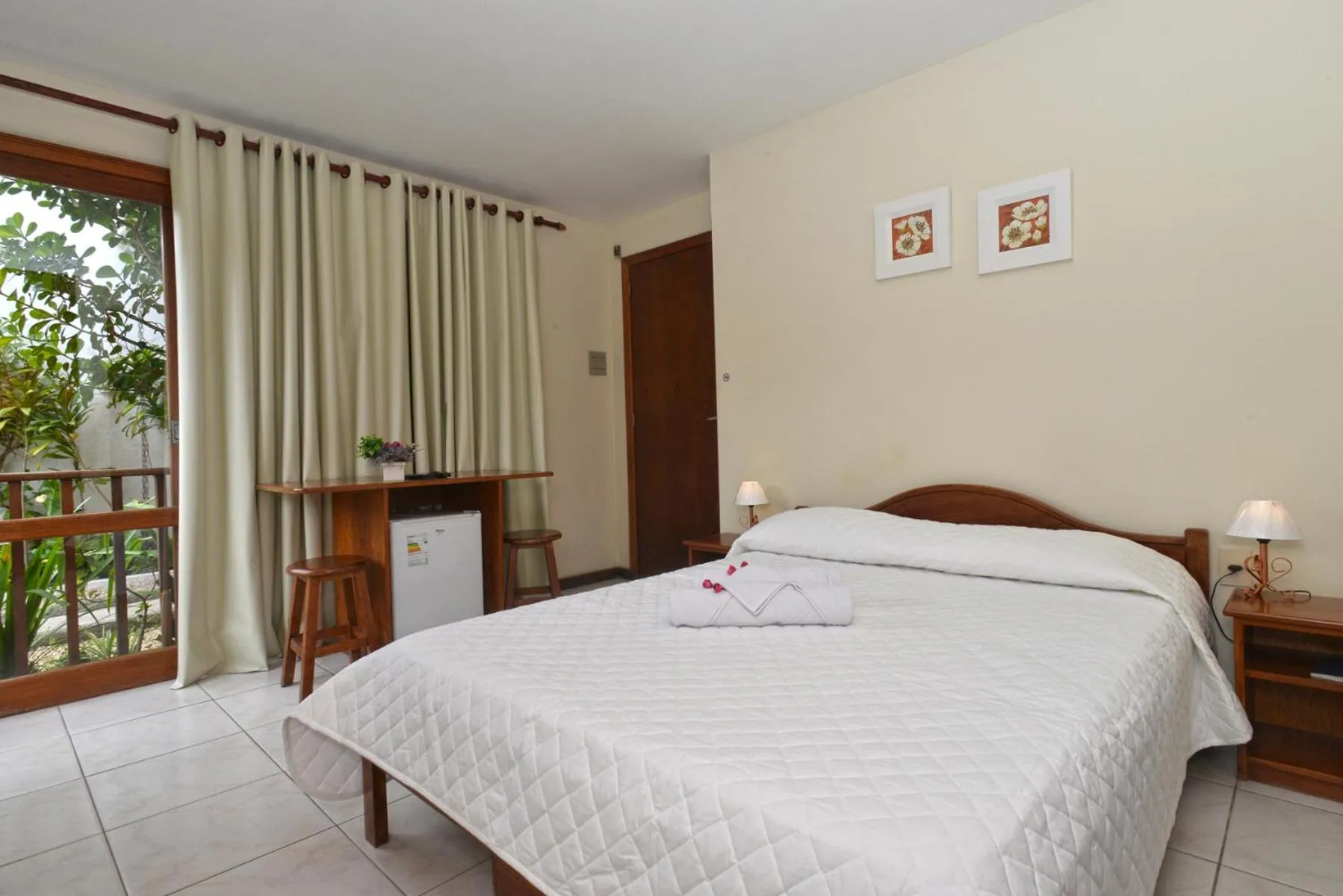 oven, Bed in Oceano Pousada - Buffet de café da manhã e serviço de quarto diário