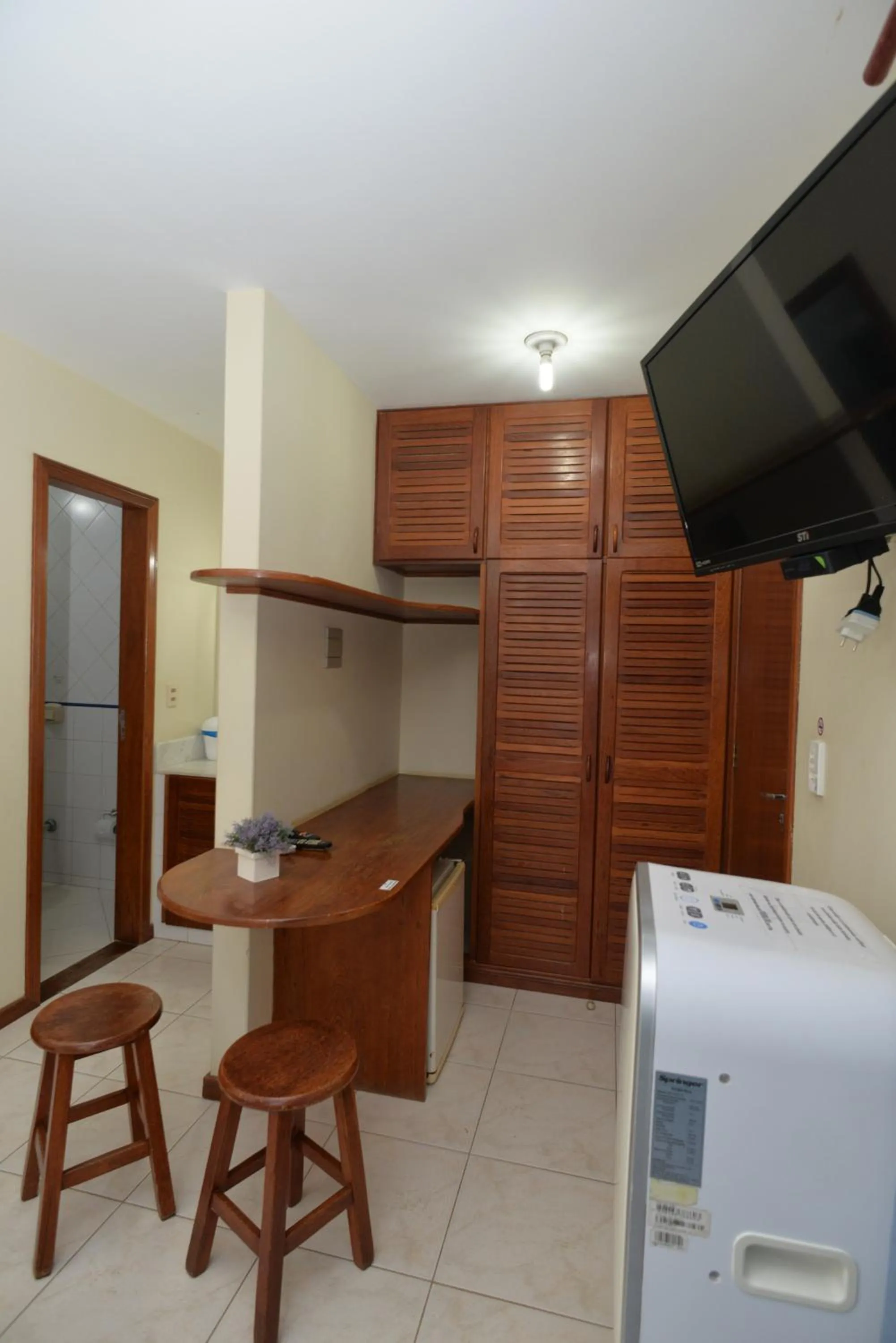 TV and multimedia in Oceano Pousada - Buffet de café da manhã e serviço de quarto diário